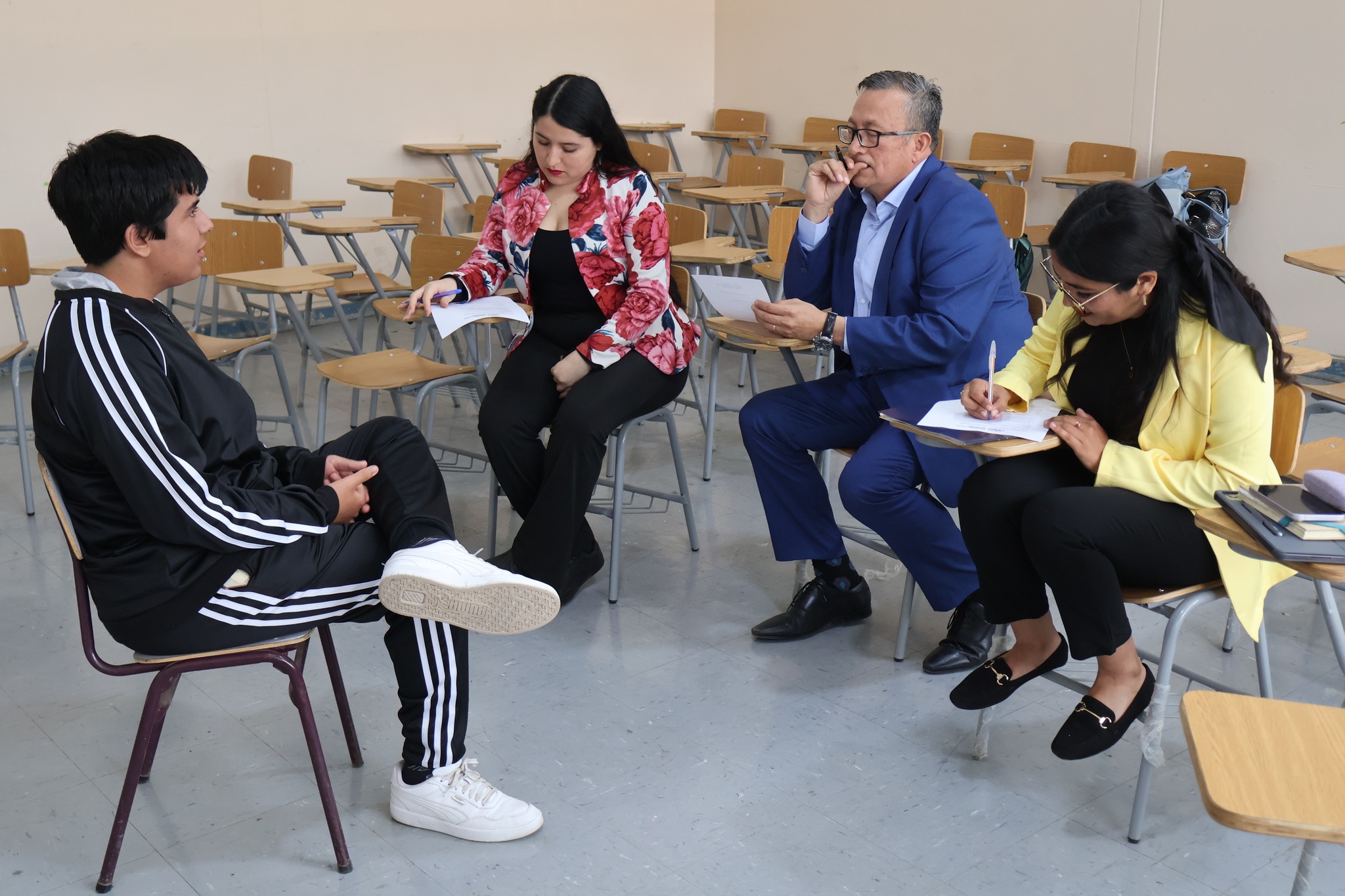 Joven taltalino durante jornada de entrevistas para prácticas profesionales en la Municipalidad de Taltal.