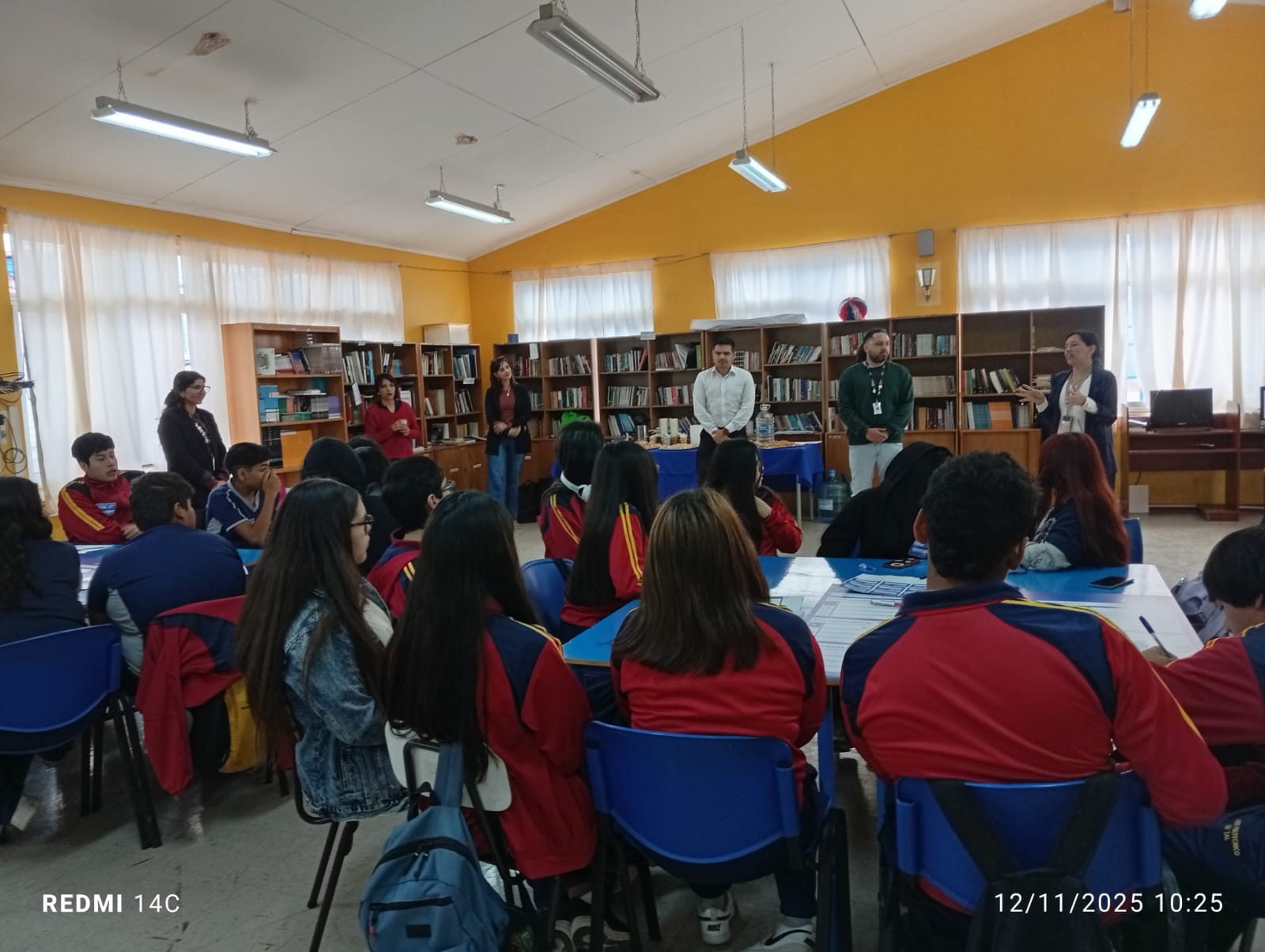Equipo INJUV y Municipalidad de Taltal encabezando jornada participativa del programa Compromiso Joven en el Liceo Politécnico José Miguel Quiroz.