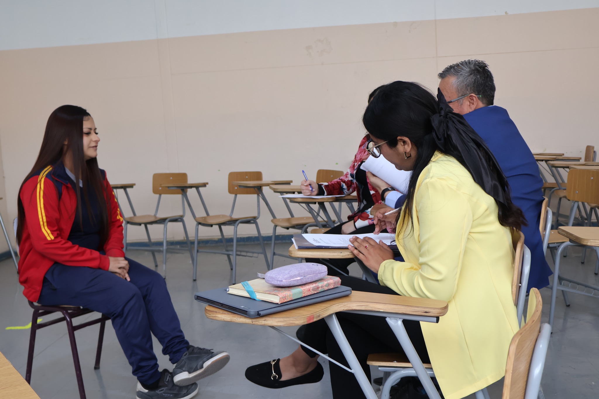 Alumna del Liceo Politécnico José Miguel Quiroz participa en entrevista con personal municipal de Taltal.