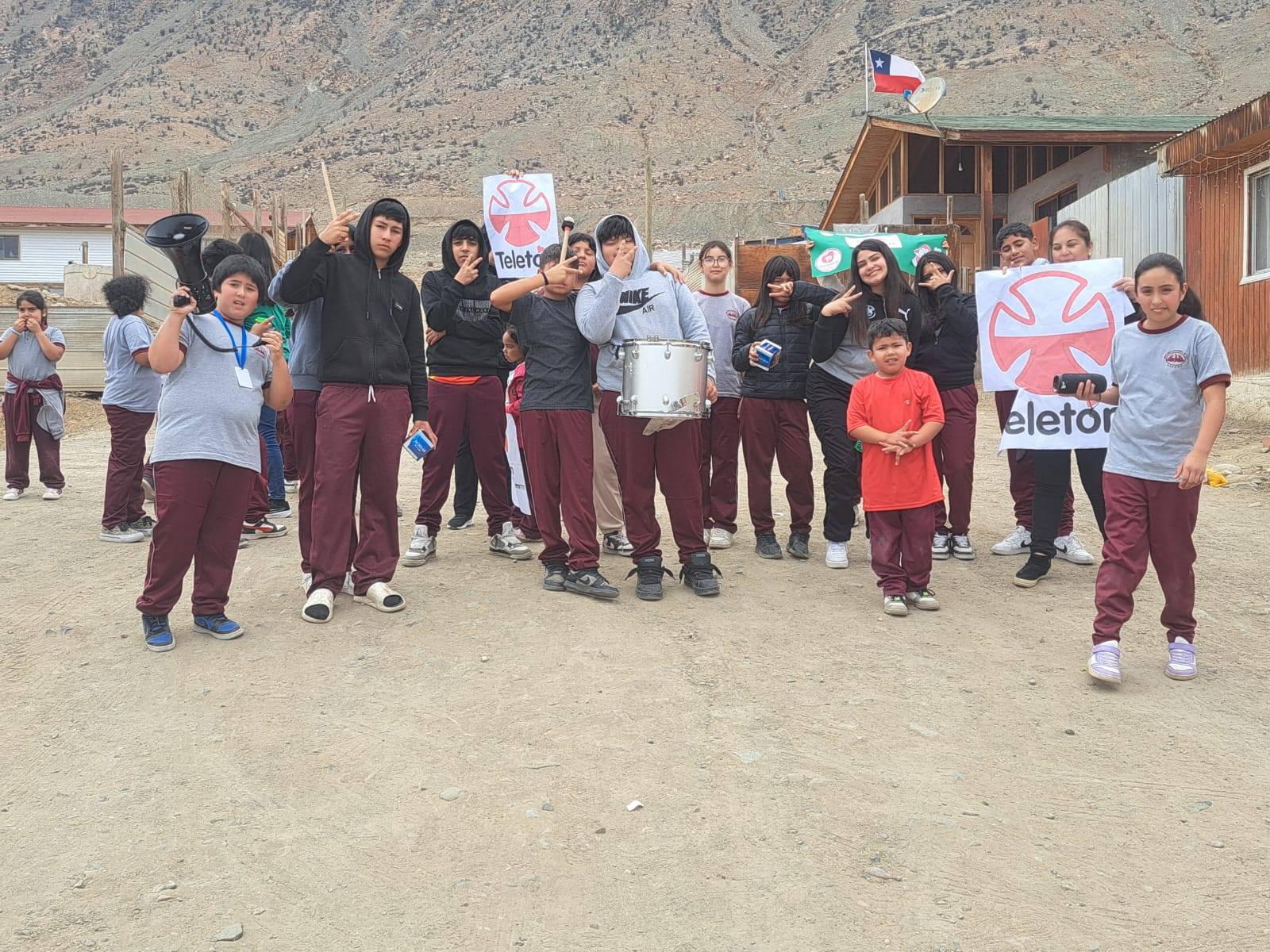 Estudiantes de la Escuela Paranal de Paposo realizando actividades comunitarias en apoyo a la campaña Teletón 2025.