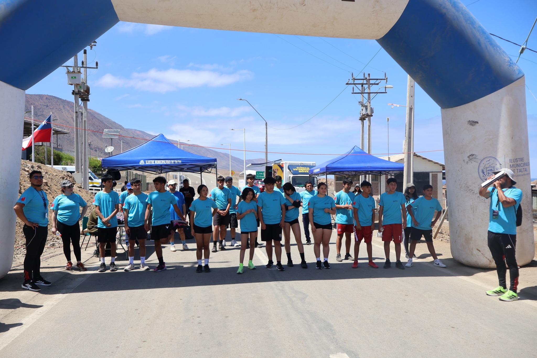 Participantes de todas las edades listos en la línea de partida durante la Corrida Familiar de Paposo 2025, organizada por la Municipalidad de Taltal.