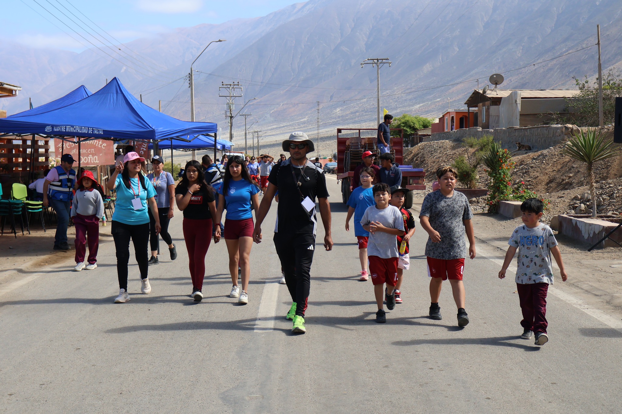 Familias, niñas y niños caminan juntos por la ruta costera de Paposo durante la Corrida Familiar 2025, promoviendo vida saludable y comunidad.