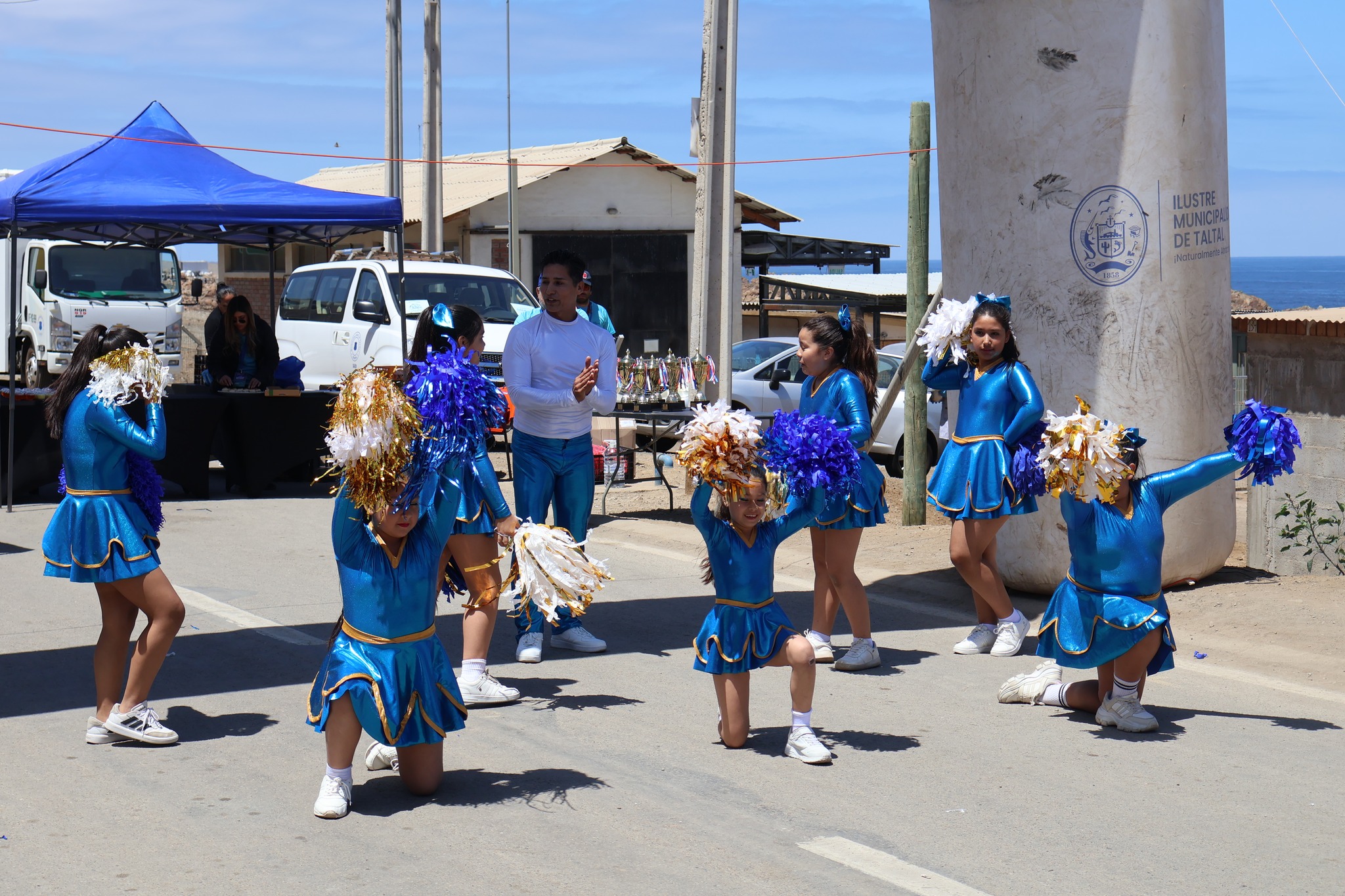 Academia Municipal de Cheer Dance realiza su presentación en la Corrida Familiar de Paposo 2025 con vestuario azul brillante y pompones dorados.