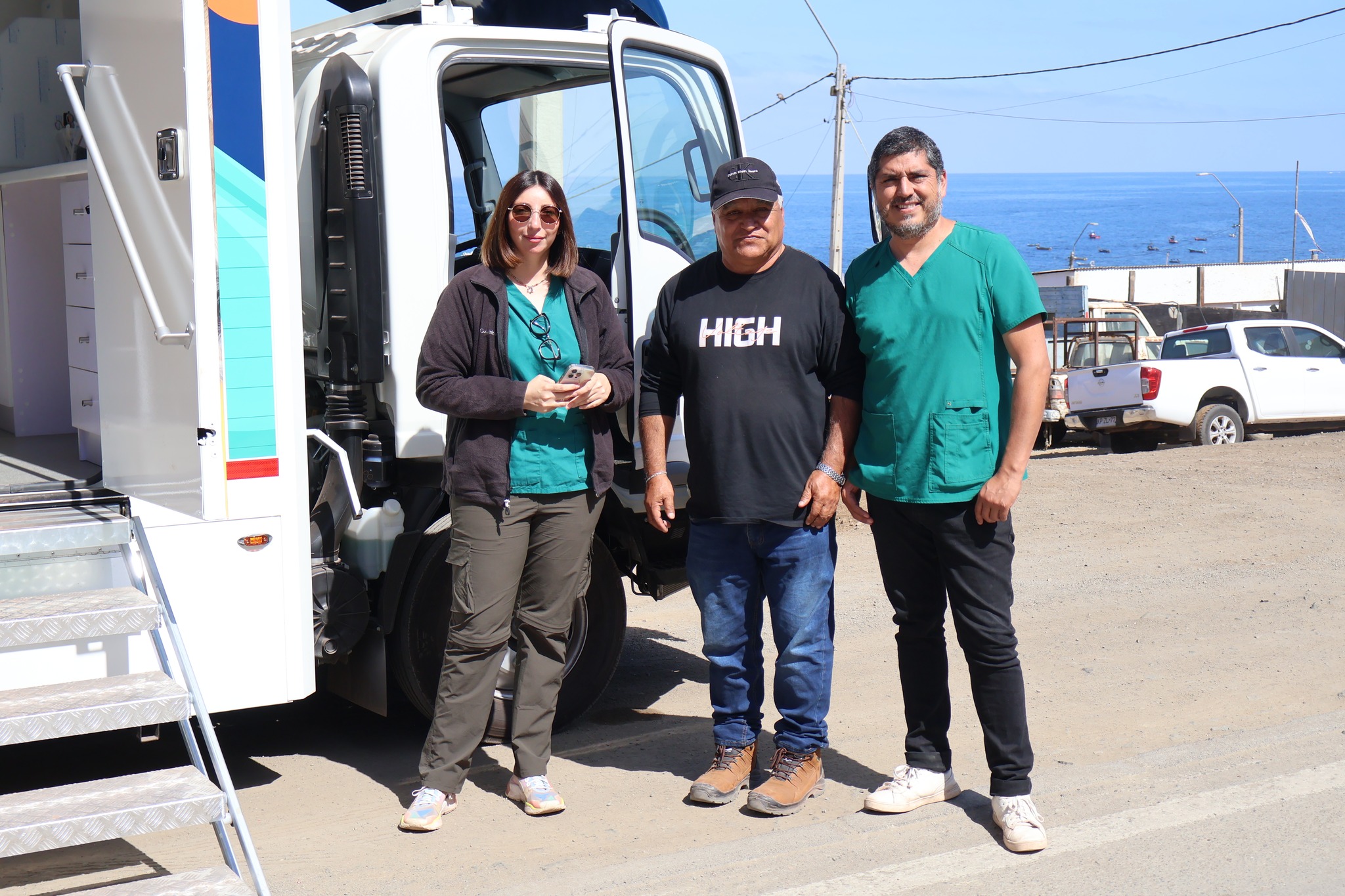 Equipo de la Clínica Veterinaria Móvil Municipal de Taltal presente en la Corrida Familiar de Paposo 2025, ofreciendo orientación y servicios gratuitos.