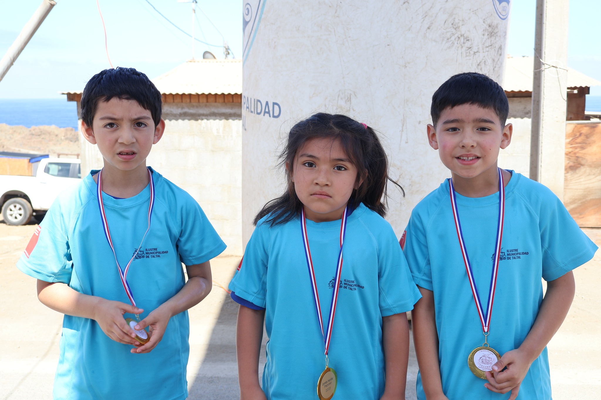 Niños y niñas ganadores de la categoría infantil posan con sus medallas durante la primera Corrida Familiar de Paposo 2025, organizada por la Municipalidad de Taltal.