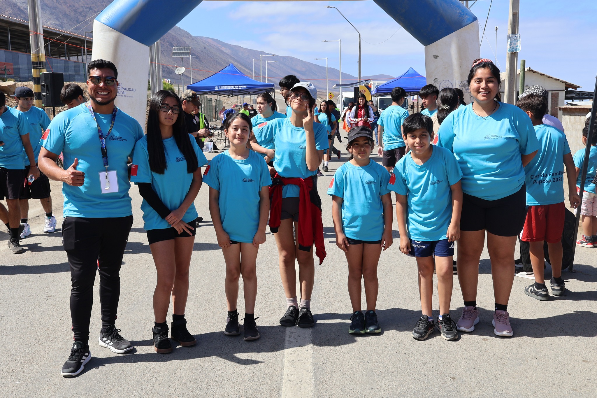 Grupo de jóvenes deportistas y monitores municipales antes de iniciar la Corrida Familiar de Paposo 2025.