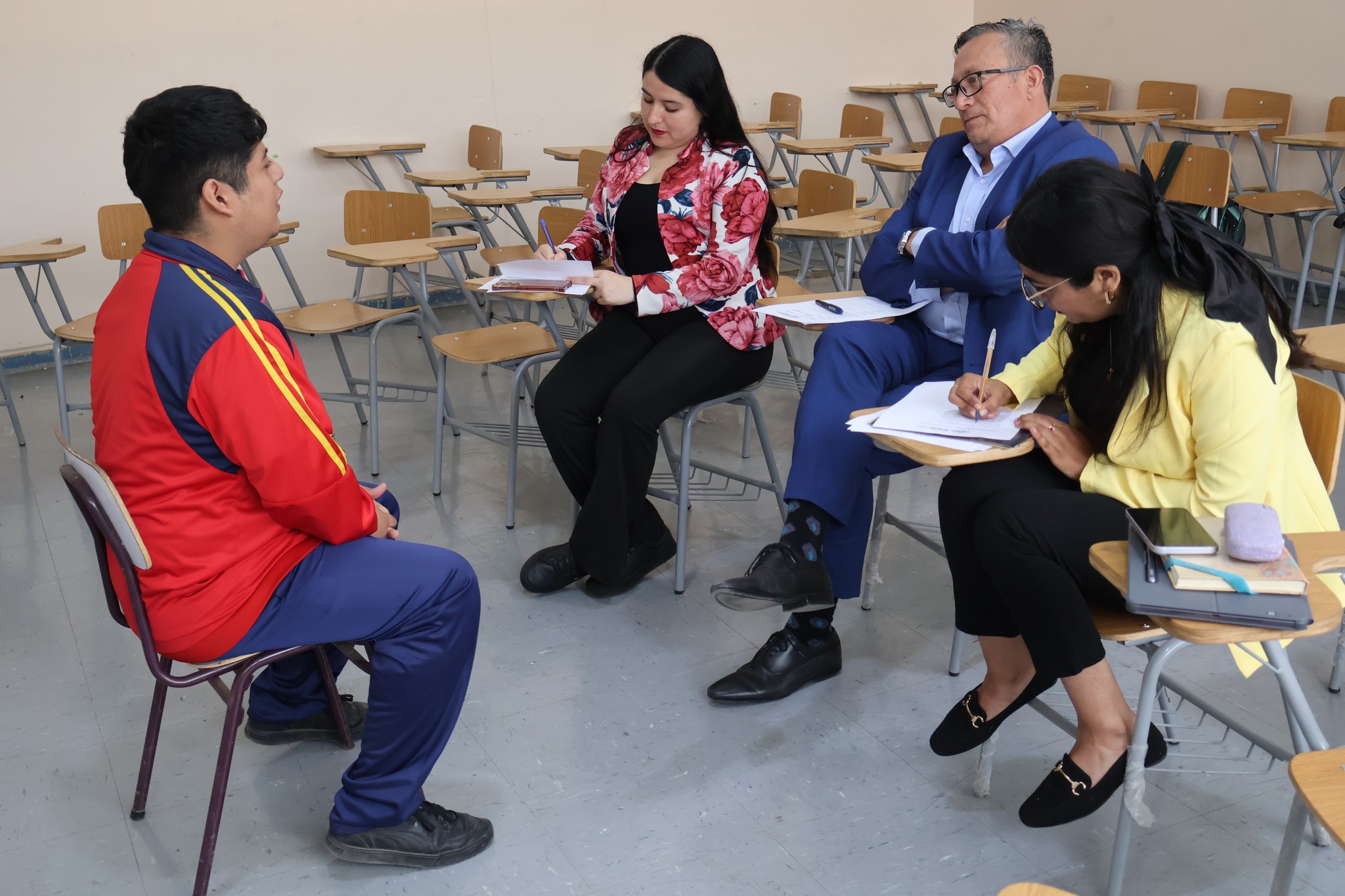 Equipo municipal de Taltal conversa con estudiantes del Liceo Politécnico durante proceso de entrevistas.