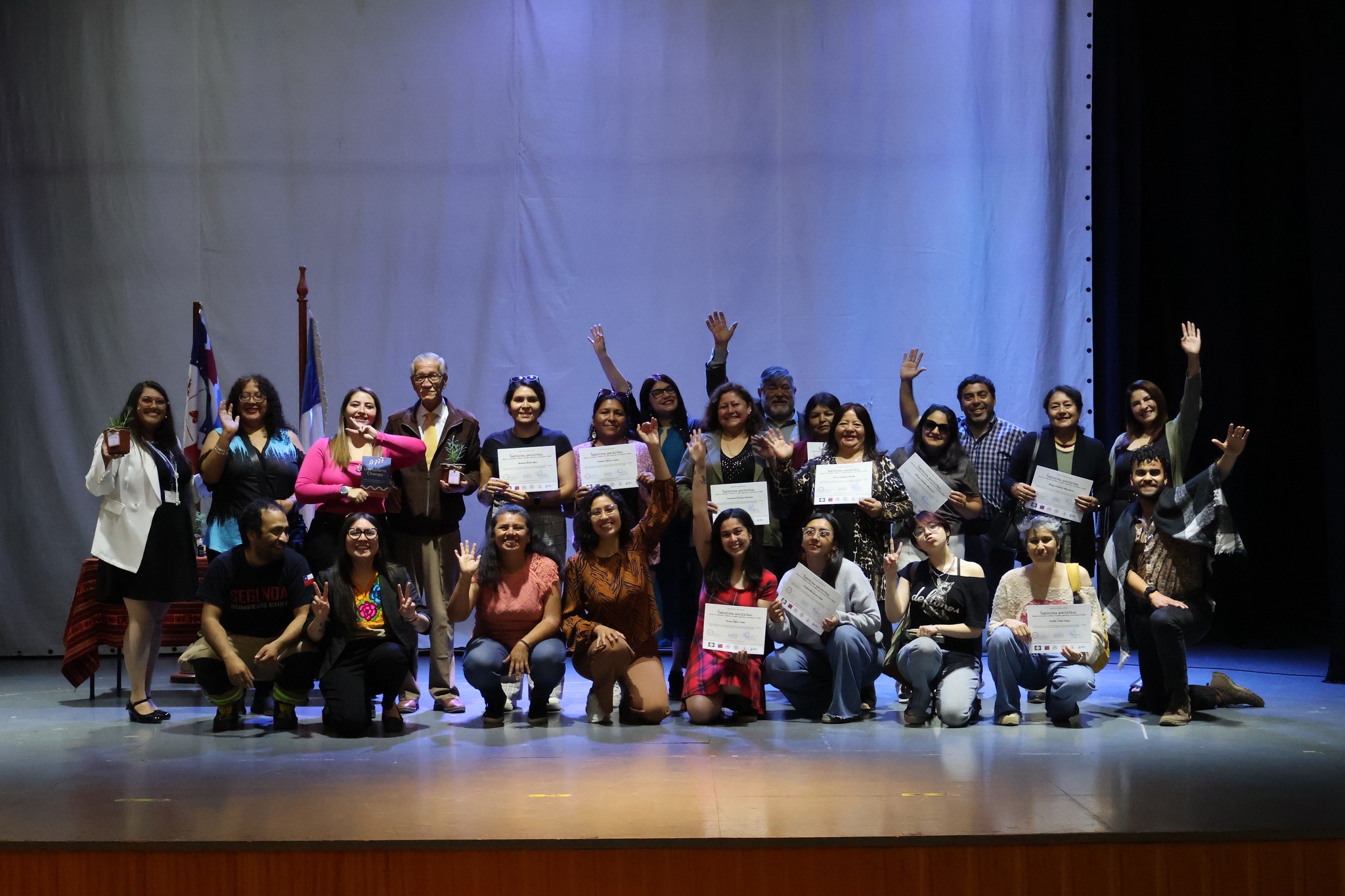 Imagen del proceso de votación del Servel para las Elecciones 2025 en Chile, con un voto ingresando a la urna.