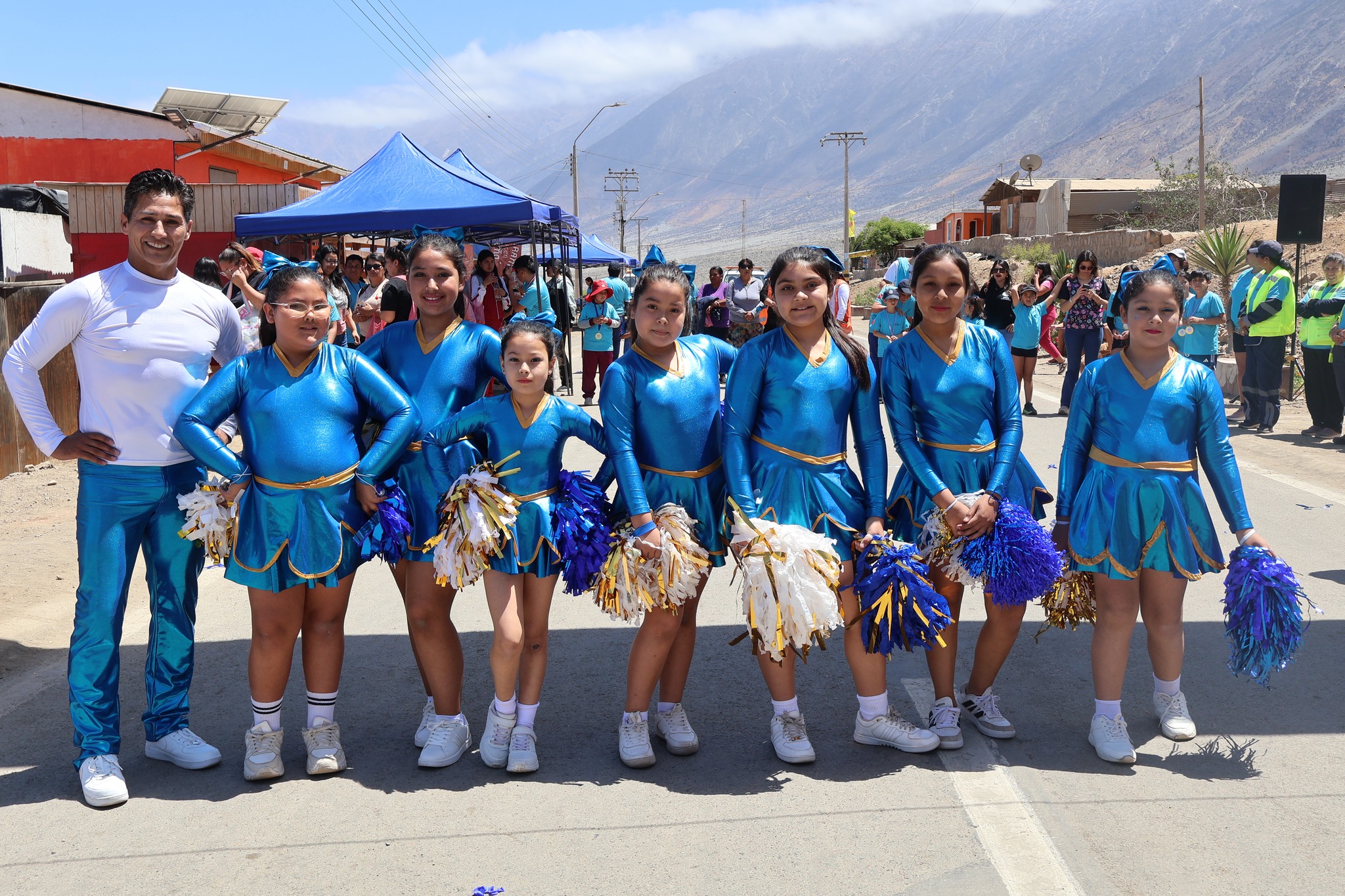 Academia Municipal de Cheer Dance de Taltal presenta su show durante la Corrida Familiar de Paposo 2025, con vestuario azul metálico y pompones.