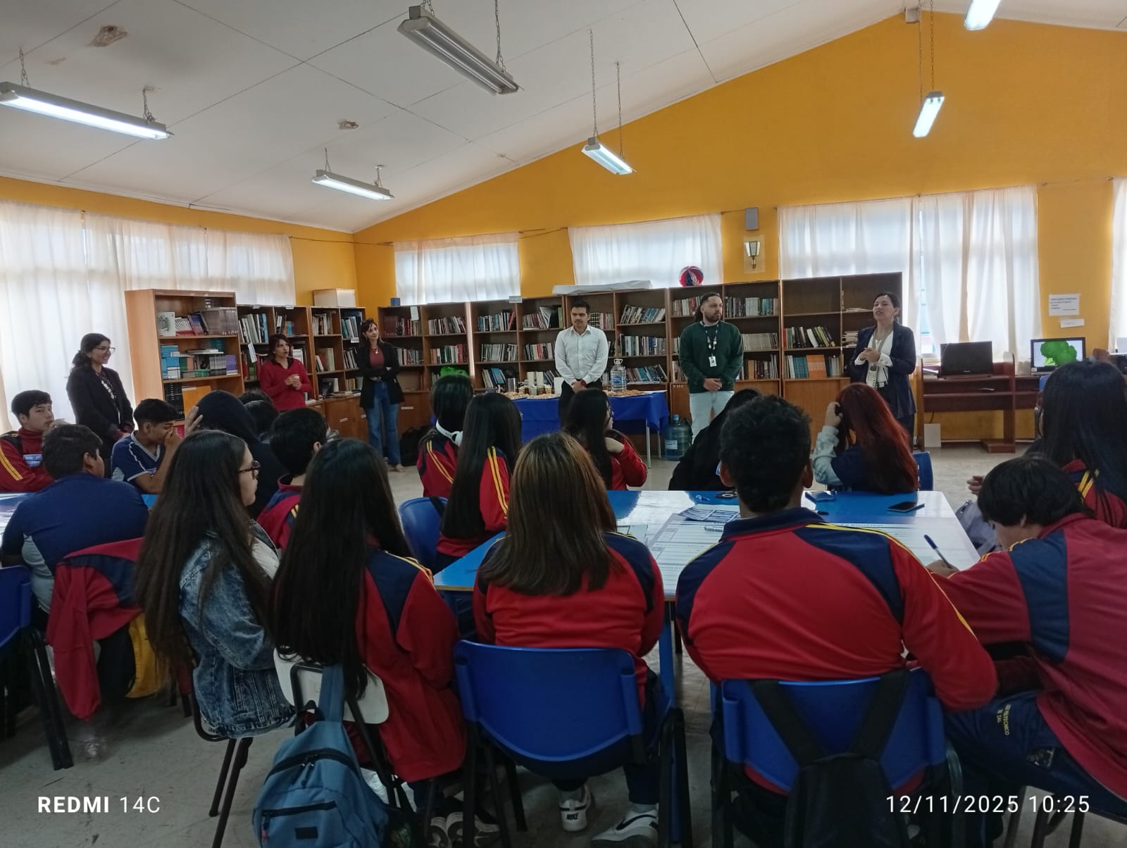 Autoridades locales e INJUV dirigiéndose a estudiantes del Liceo Politécnico en jornada del programa Compromiso Joven en Taltal.