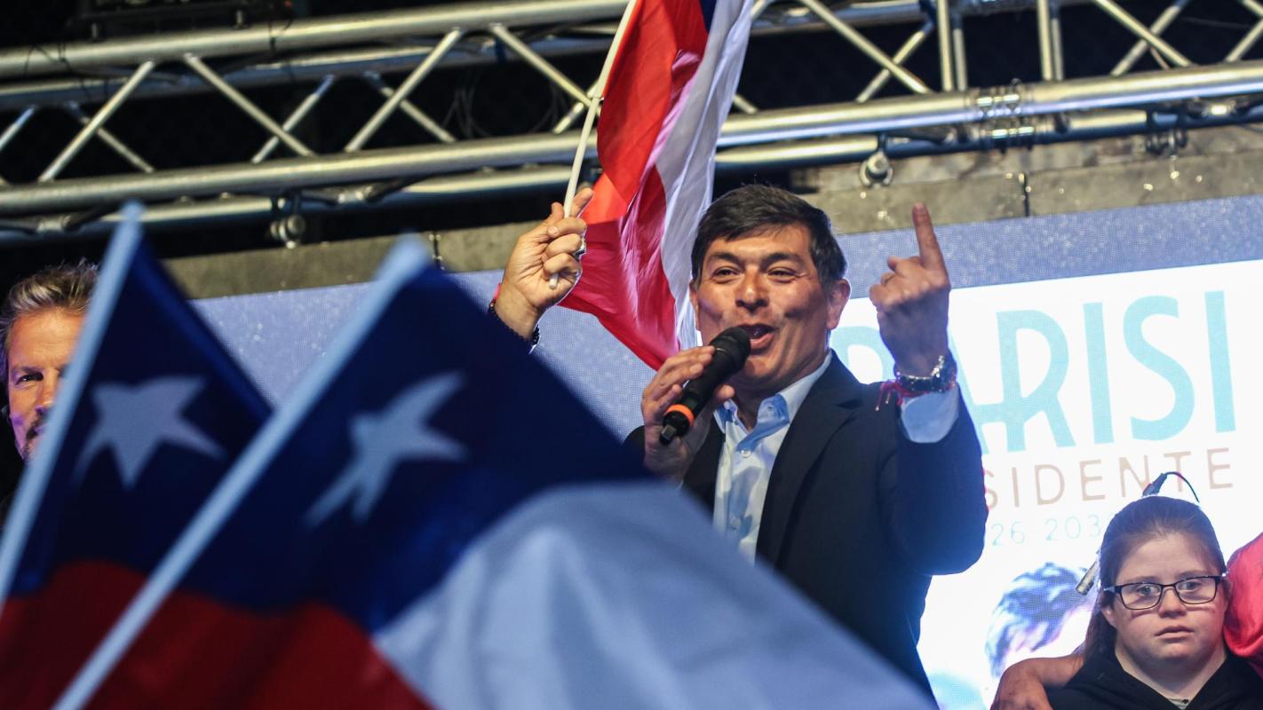 Imagen del proceso de votación del Servel para las Elecciones 2025 en Chile, con un voto ingresando a la urna.