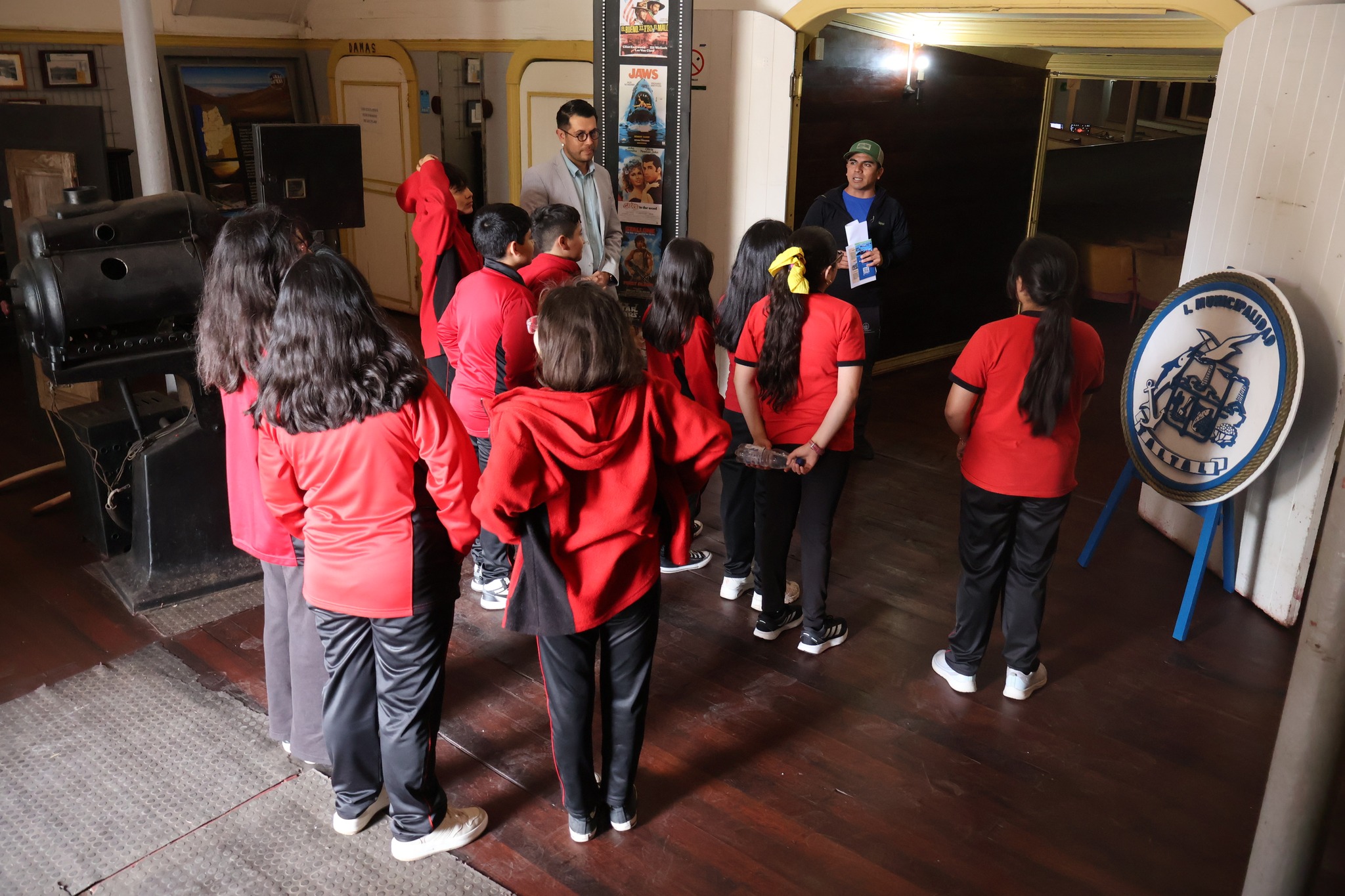 Estudiantes de Taltal participando en visita guiada por los 104 años del Teatro Alhambra