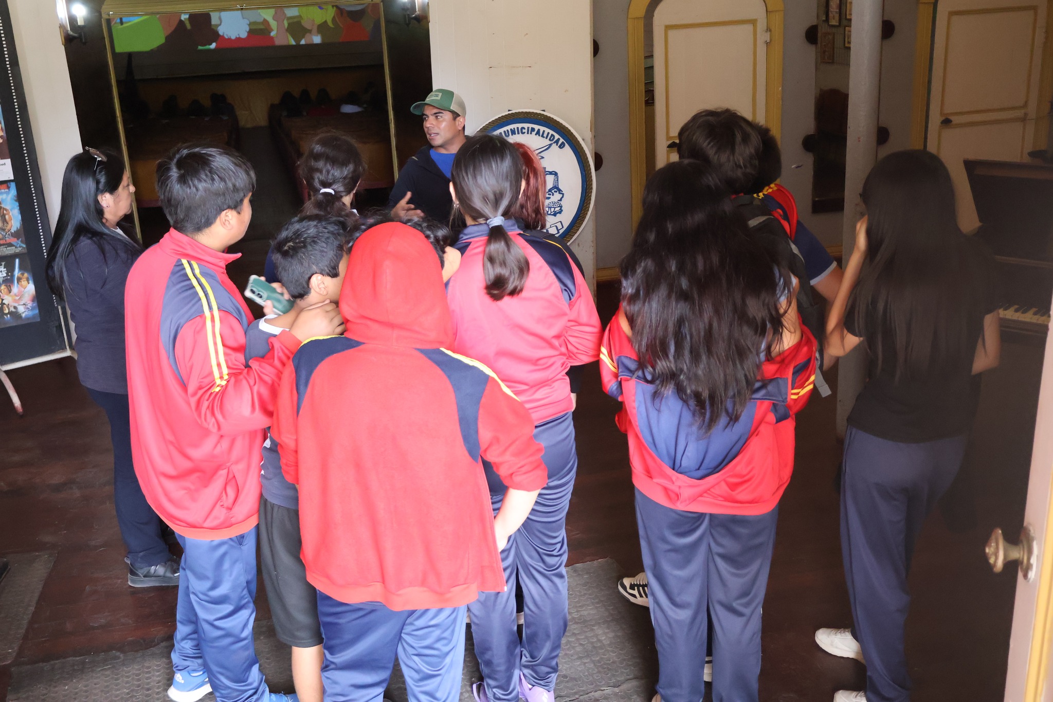 Charla histórica para estudiantes en el Teatro Alhambra durante su aniversario 104