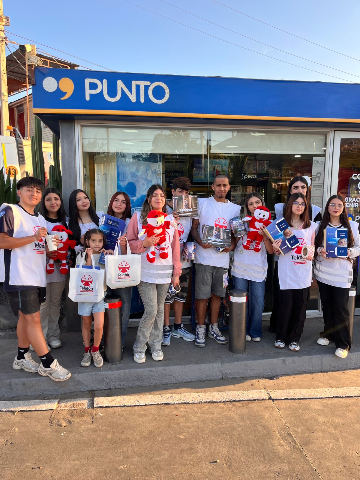 Imagen del proceso de votación del Servel para las Elecciones 2025 en Chile, con un voto ingresando a la urna.