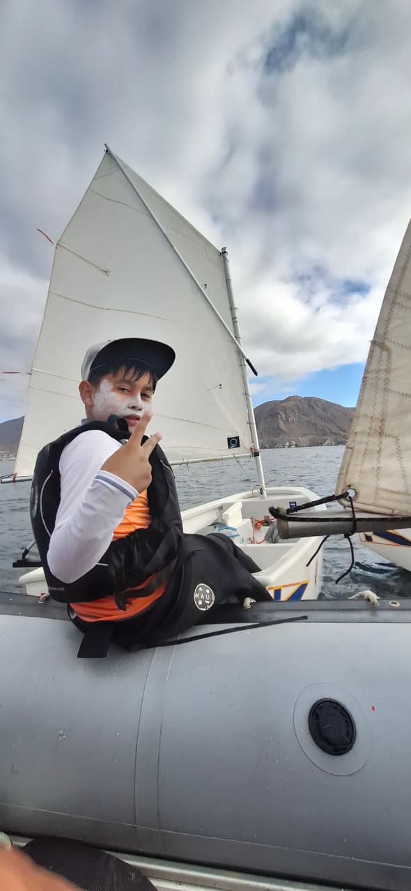 Imagen del proceso de votación del Servel para las Elecciones 2025 en Chile, con un voto ingresando a la urna.