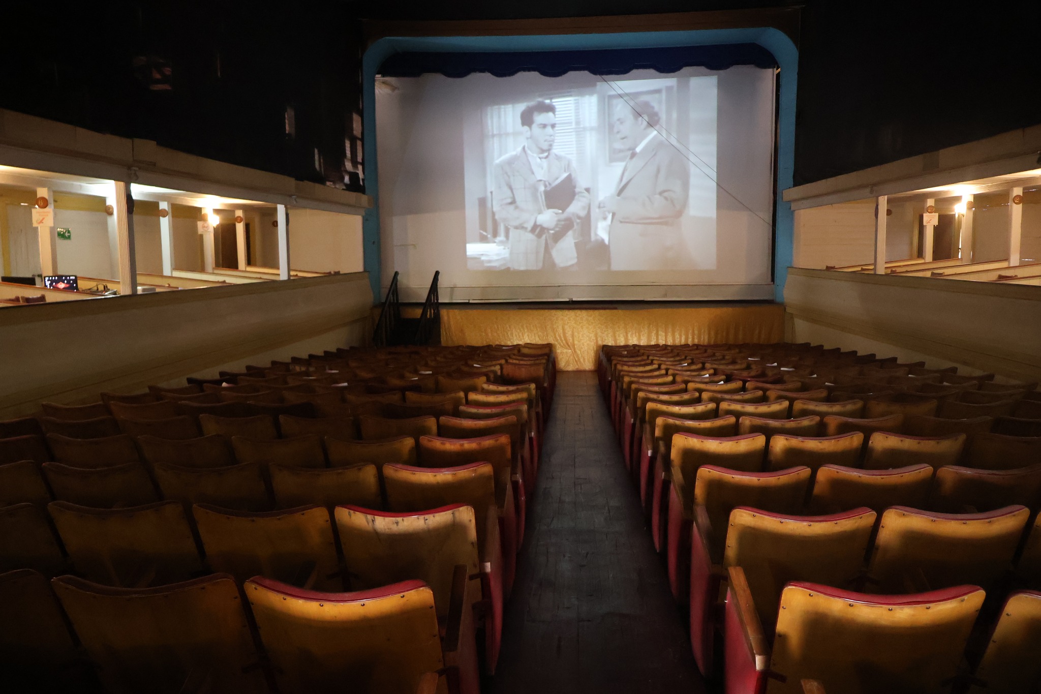 Sala central del Teatro Alhambra con proyección de cine clásico en celebración de sus 104 años