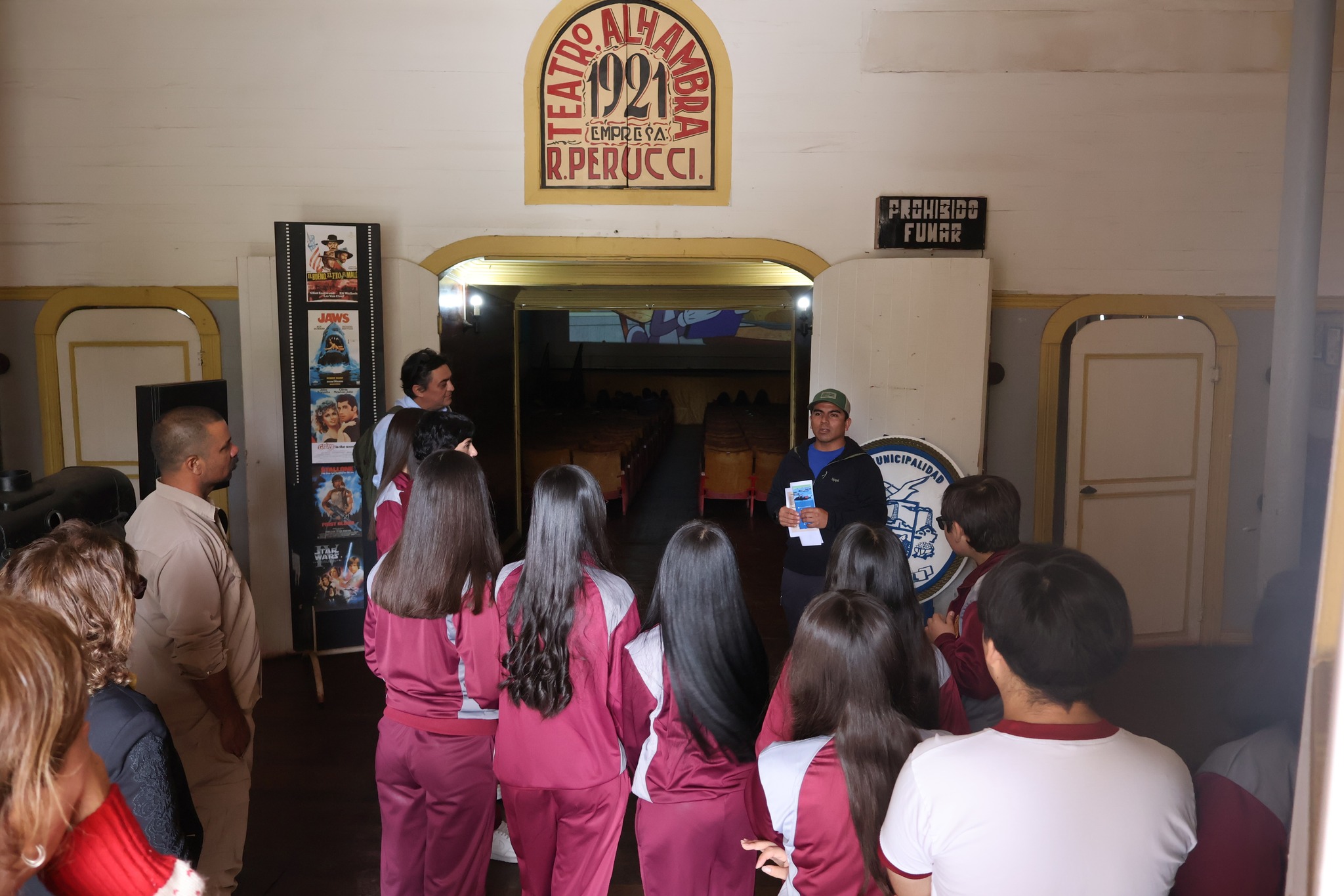 Delegación escolar recorriendo el Teatro Alhambra en su aniversario 104