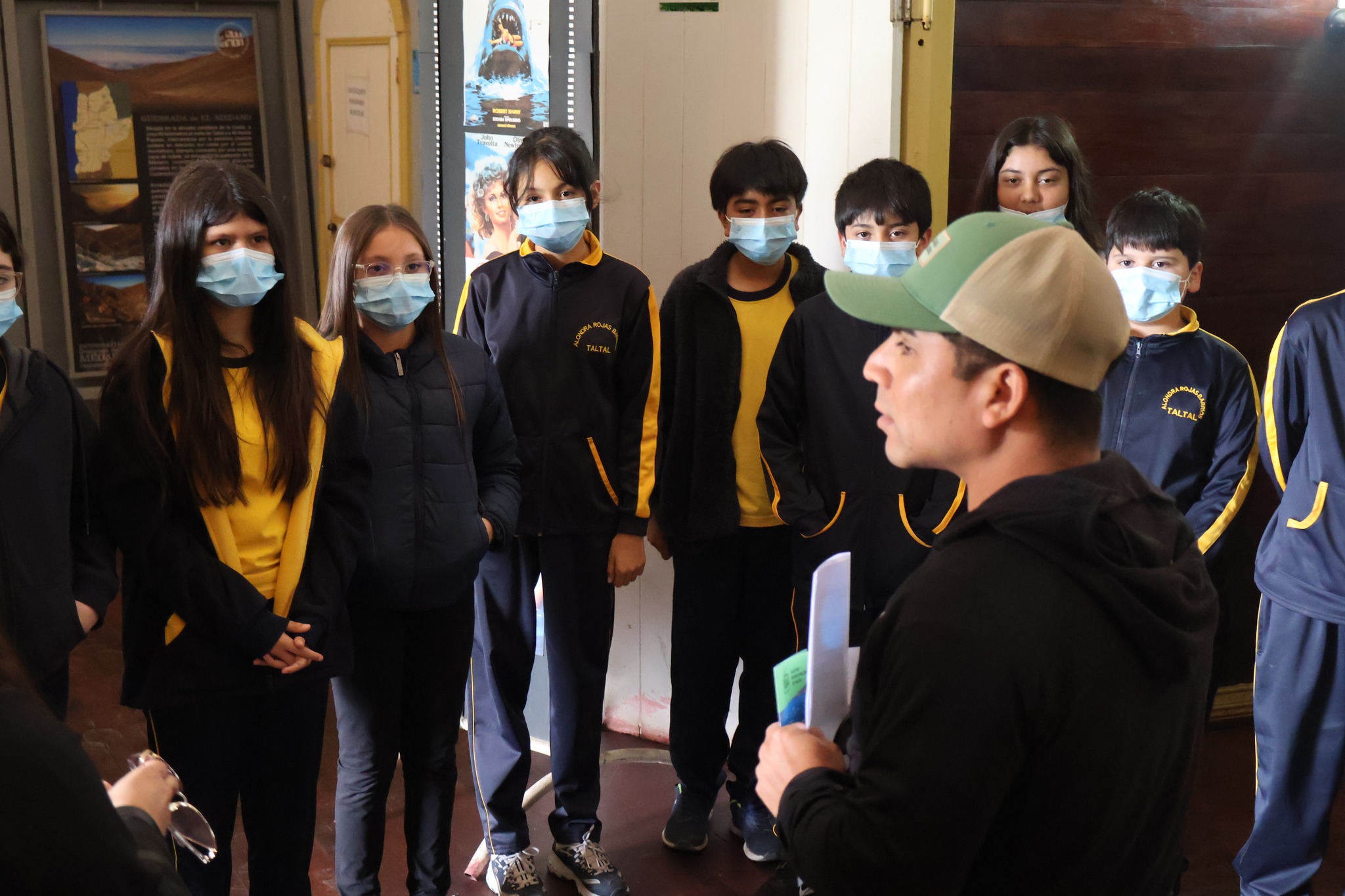 Estudiantes escuchando sobre la historia del Teatro Alhambra durante actividad educativa