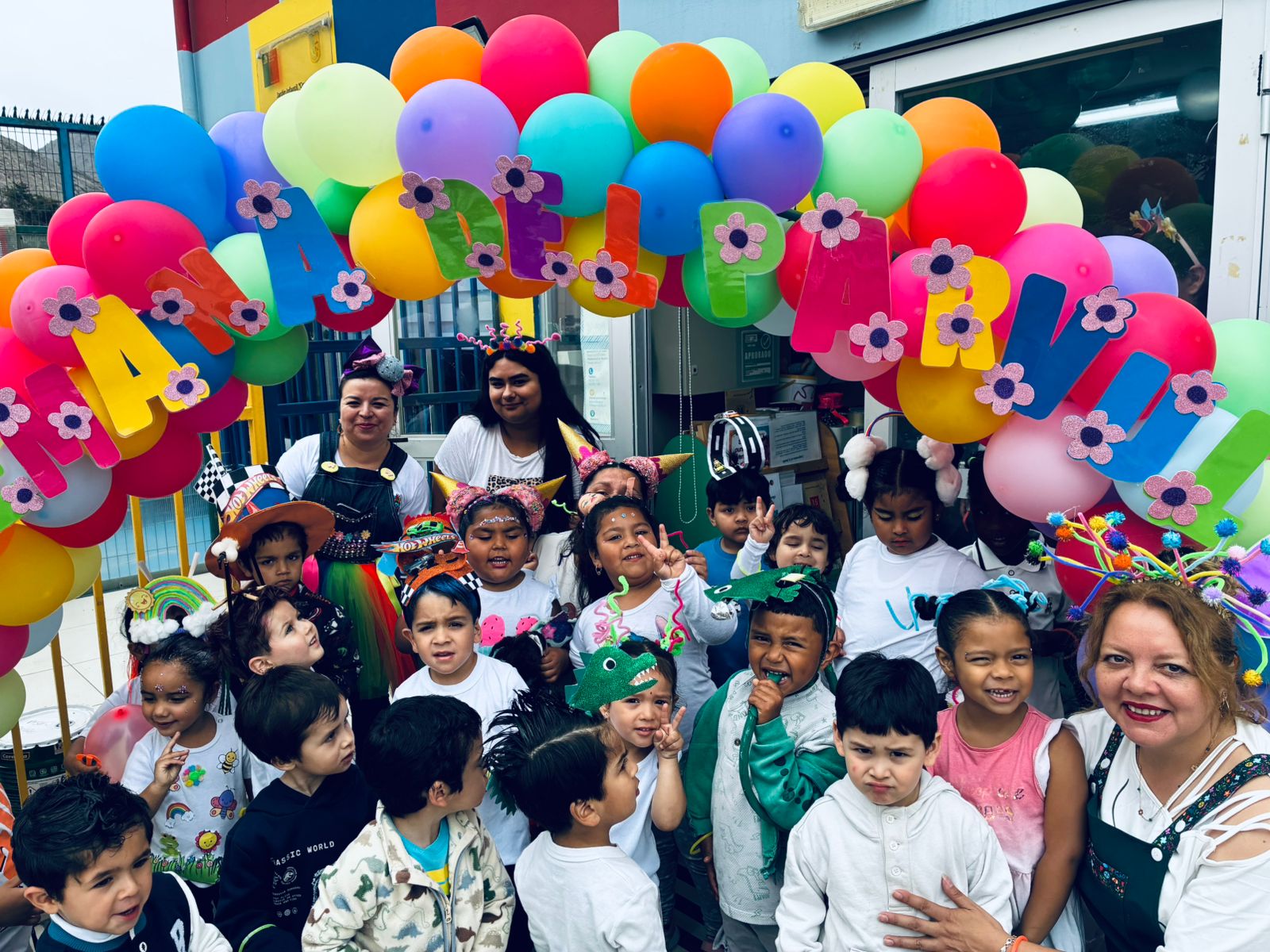 Imagen del proceso de votación del Servel para las Elecciones 2025 en Chile, con un voto ingresando a la urna.