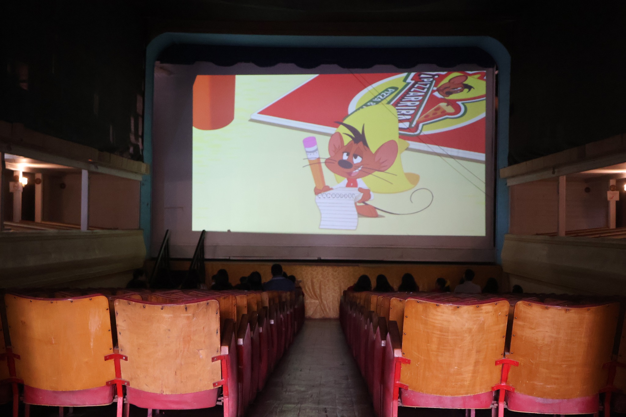 Proyección de películas antiguas en el Teatro Alhambra durante su jornada patrimonial