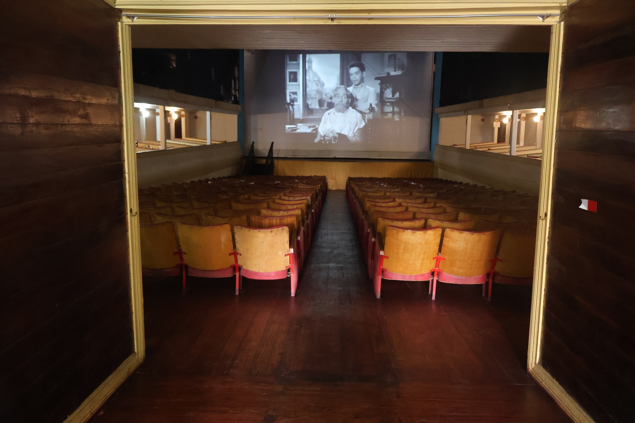 Vista general del Teatro Alhambra mostrando su arquitectura interior y pantalla clásica
