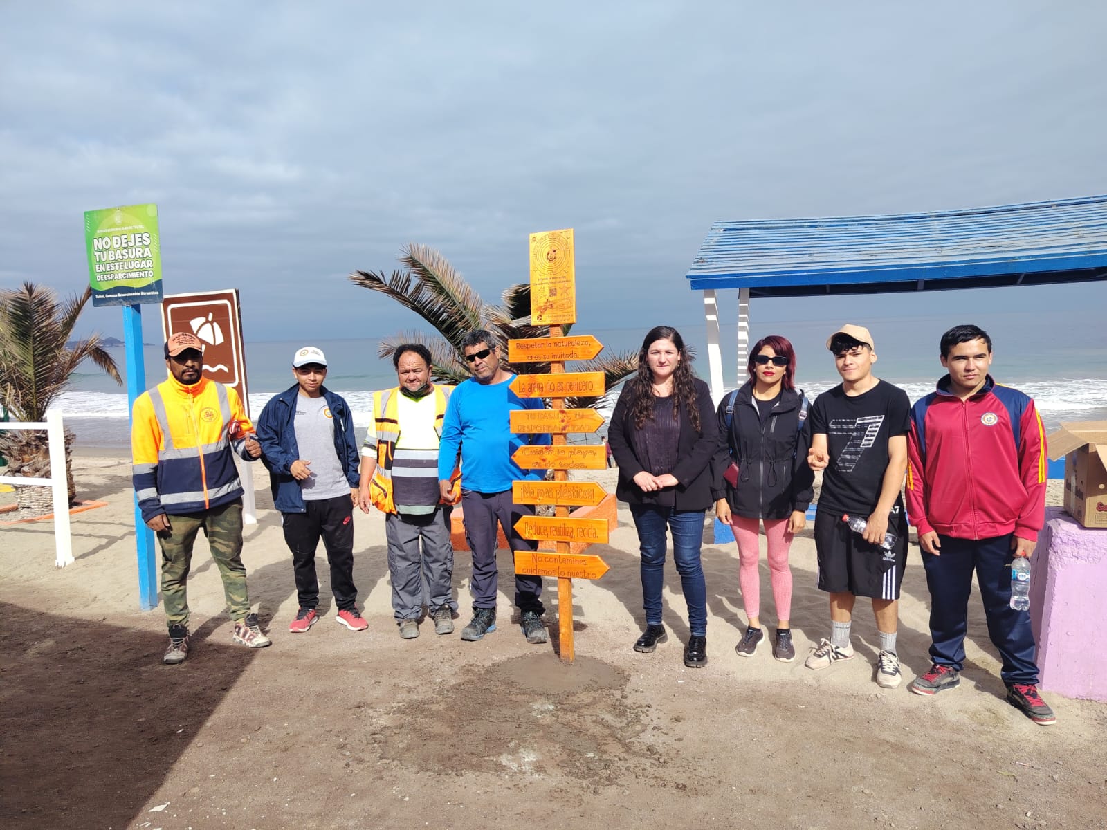 Imagen del proceso de votación del Servel para las Elecciones 2025 en Chile, con un voto ingresando a la urna.