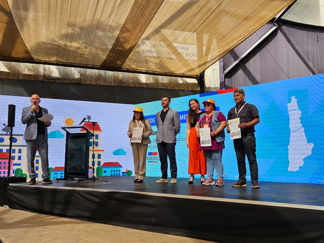 Imagen del proceso de votación del Servel para las Elecciones 2025 en Chile, con un voto ingresando a la urna.