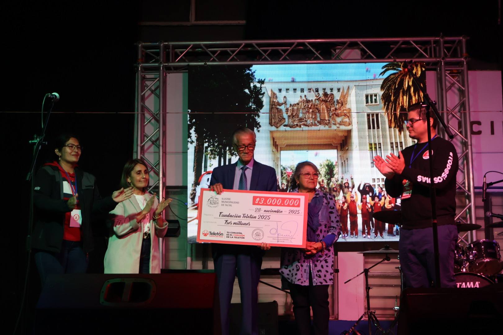 Ceremonia de certificación del programa Energía para Emprendedores de Colbún en Taltal con emprendedores recibiendo diplomas