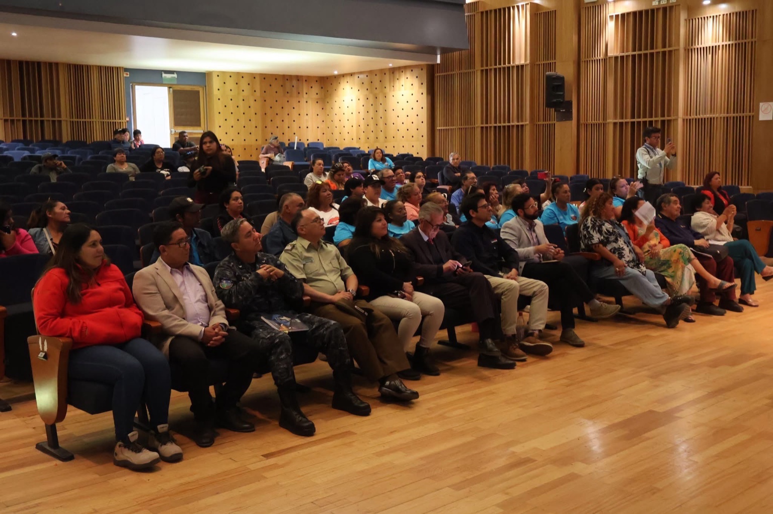 Representantes de caletas y autoridades reunidas en taller de mujeres de la pesca artesanal en Taltal