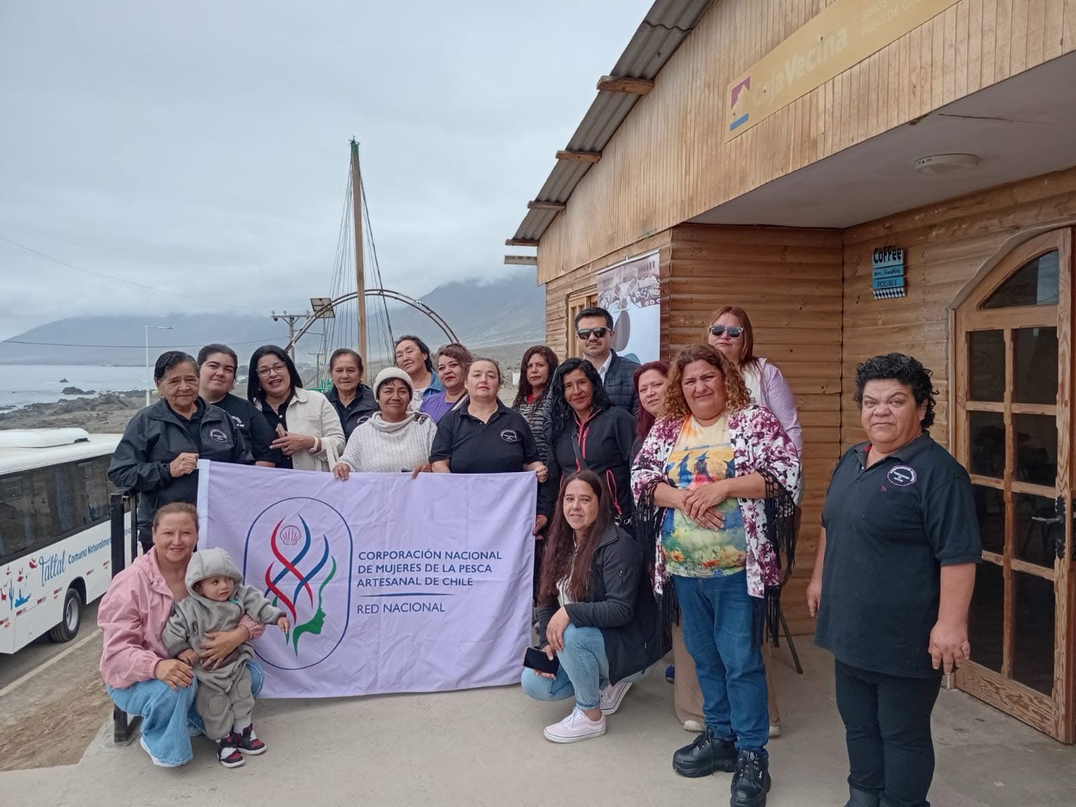 Grupo de mujeres pescadoras reunidas en Paposo para encuentro nacional 2025.