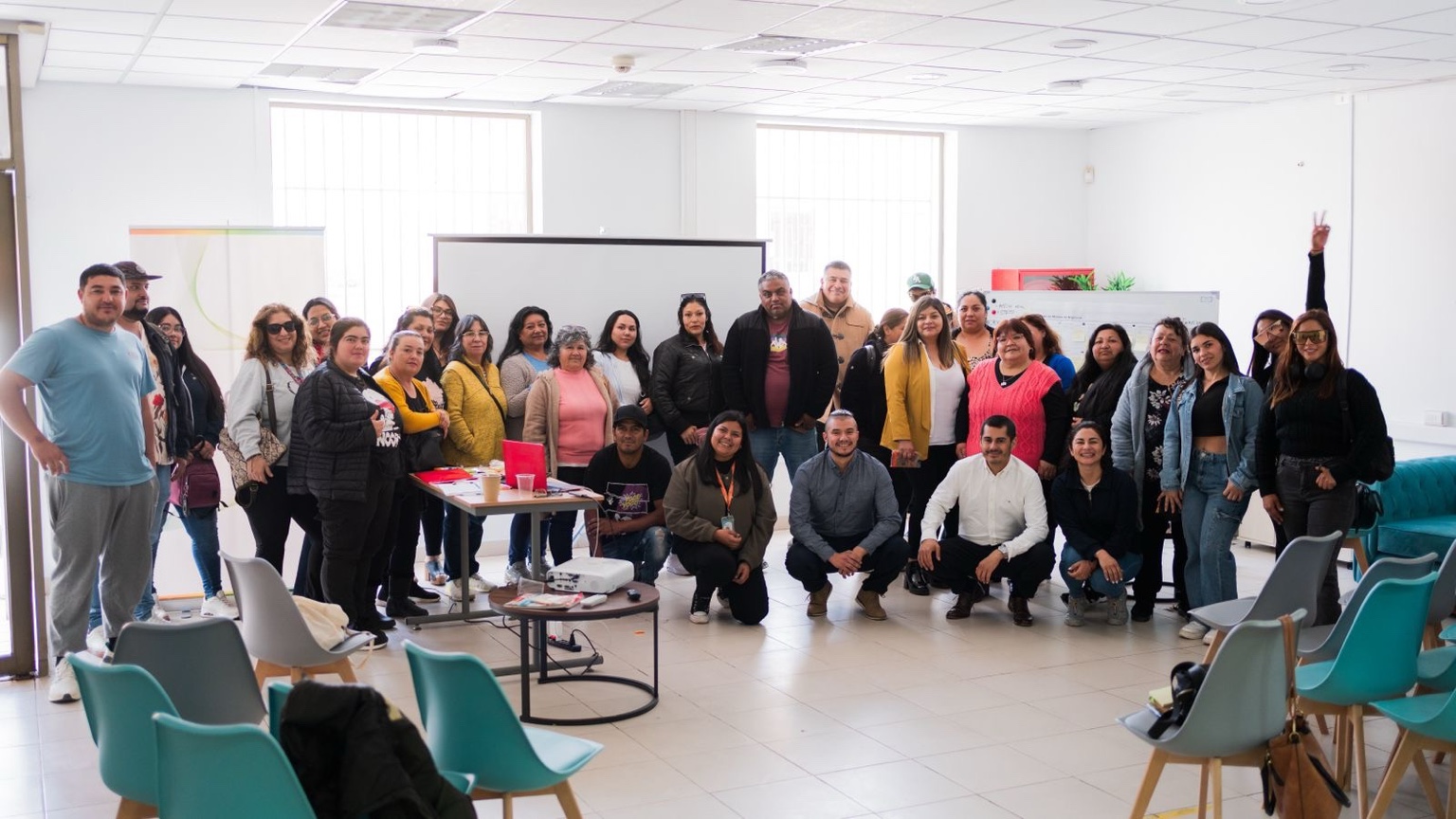 Imagen del proceso de votación del Servel para las Elecciones 2025 en Chile, con un voto ingresando a la urna.