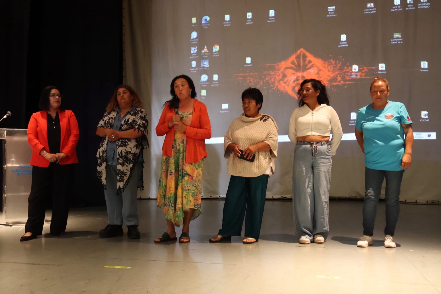 Autoridades y dirigentas en presentación sobre el rol de la mujer en la pesca artesanal