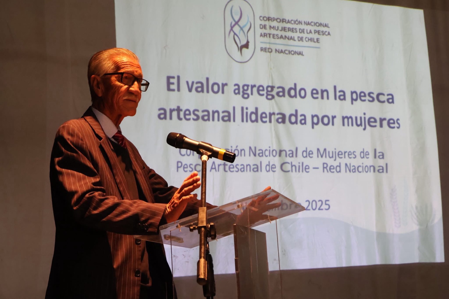 Alcalde Mario Acuña Villalobos en presentación sobre el rol de la mujer en la pesca artesanal