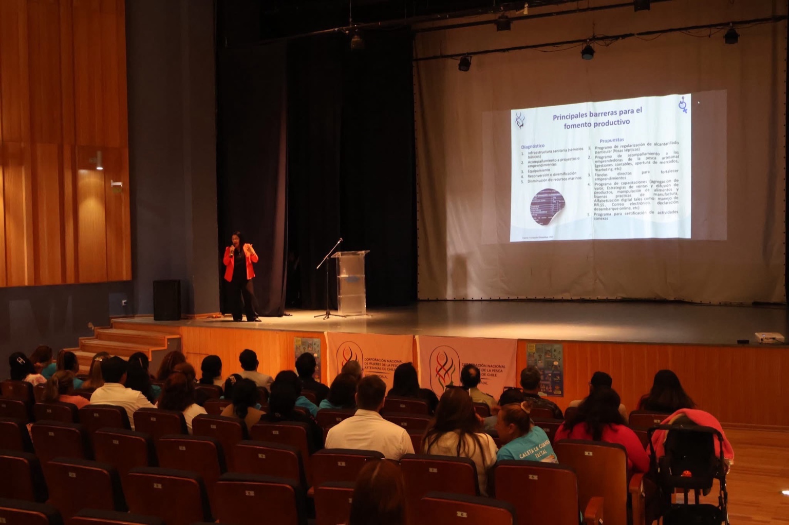 Exposición principal durante el Taller de Liderazgo de Mujeres en la Pesca Artesanal en el Centro Cultural de Taltal