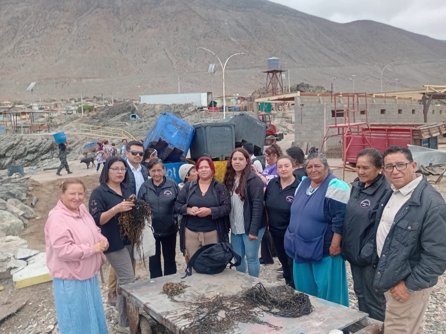 Mujeres recolectoras de orilla muestran algas durante recorrido en Paposo.