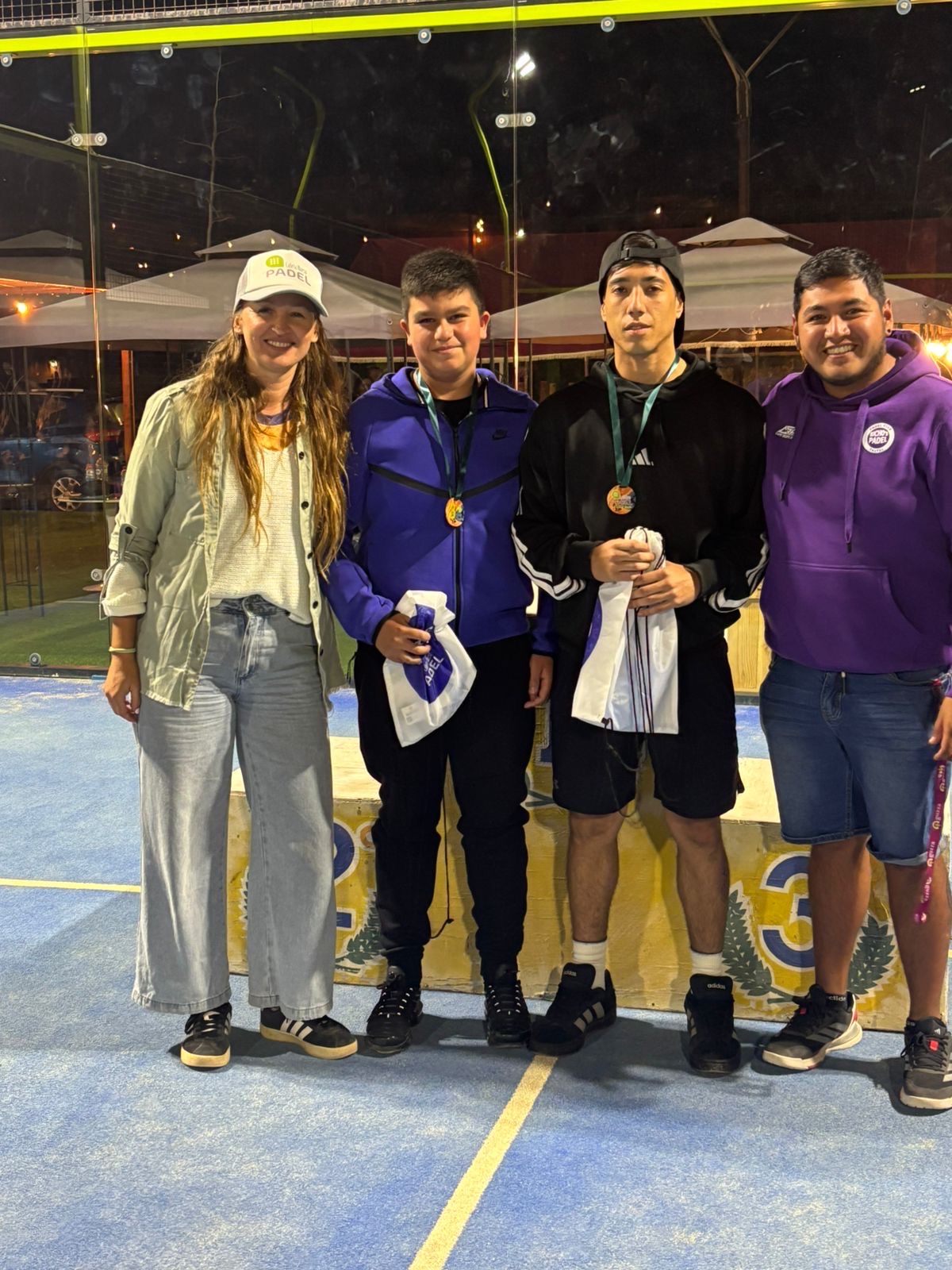 Jugadores que obtuvieron el tercer lugar en 5ta categoría varones posando con medallas en el podio de La Liga Caleta Hueso Pádel 2025.