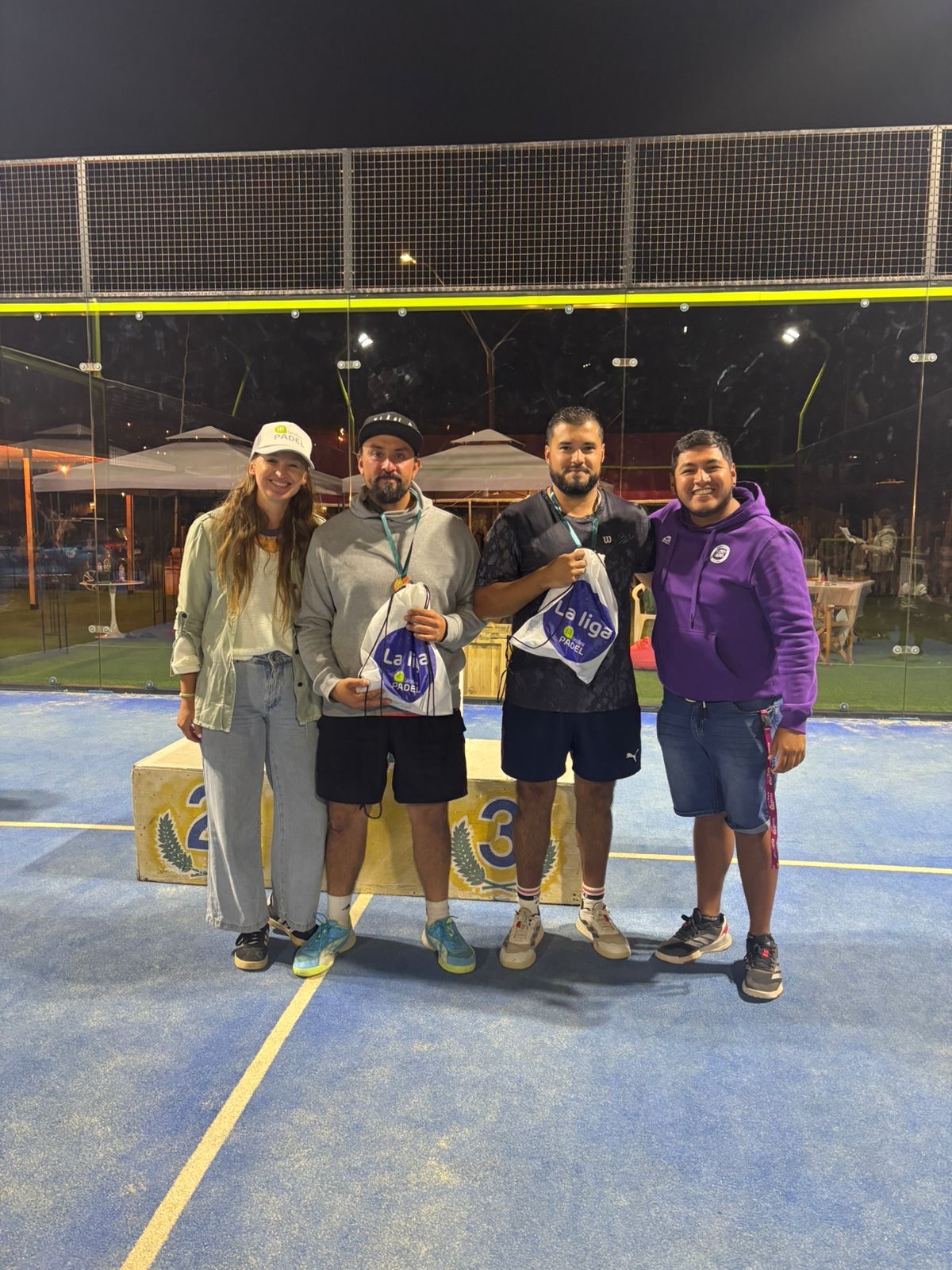 Premiación de los subcampeones de 5ta categoría varones posando con medallas y bolsas de regalo en La Liga Caleta Hueso Pádel 2025.