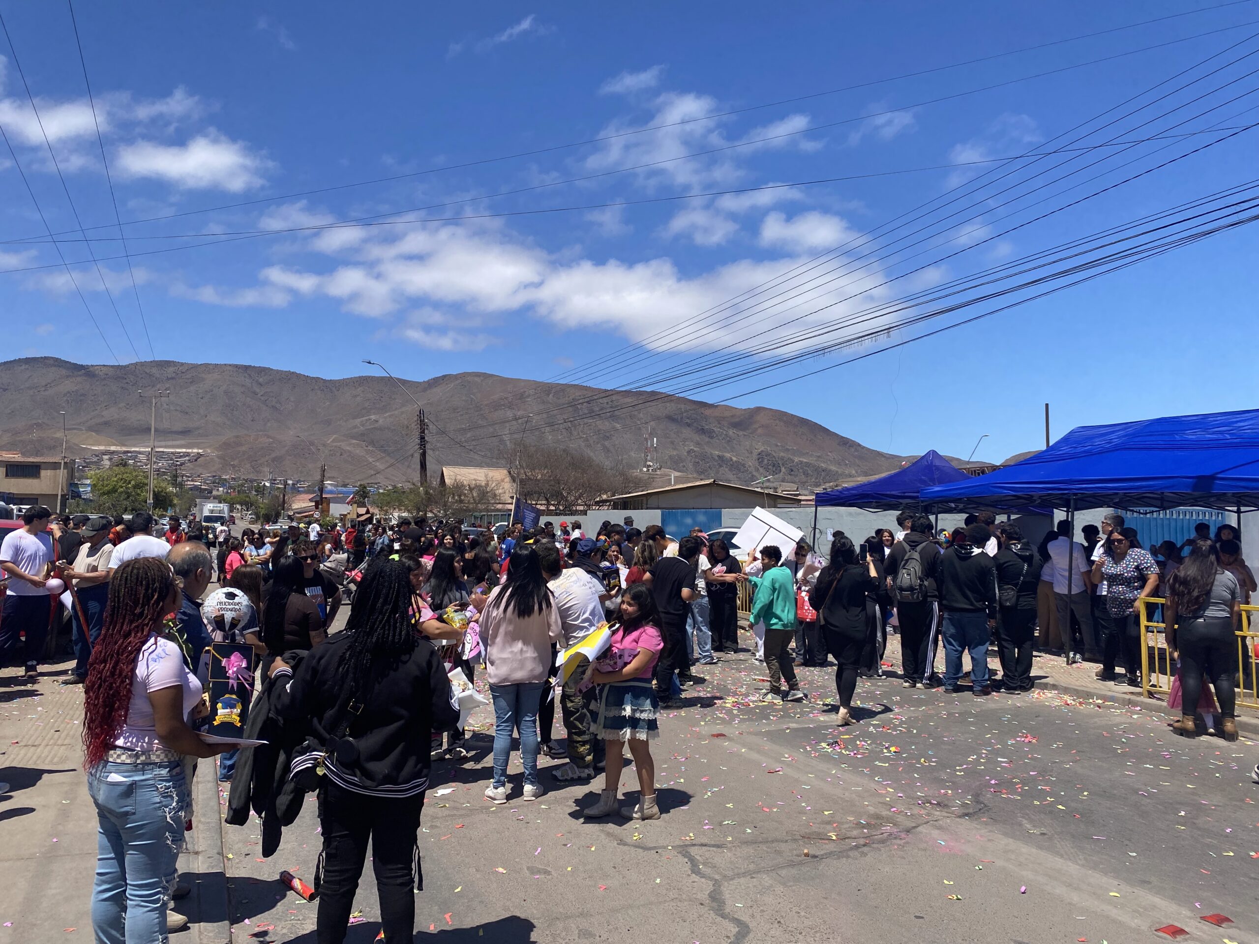 Familias y apoderados reunidos en calle Matta durante la despedida de los Cuartos Medios del Liceo Politécnico de Taltal en la Poli Color Fest 2025.