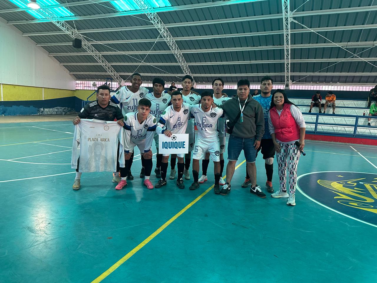 Delegación de Iquique sostiene su estandarte y camiseta simbólica durante la presentación oficial en Taltal.