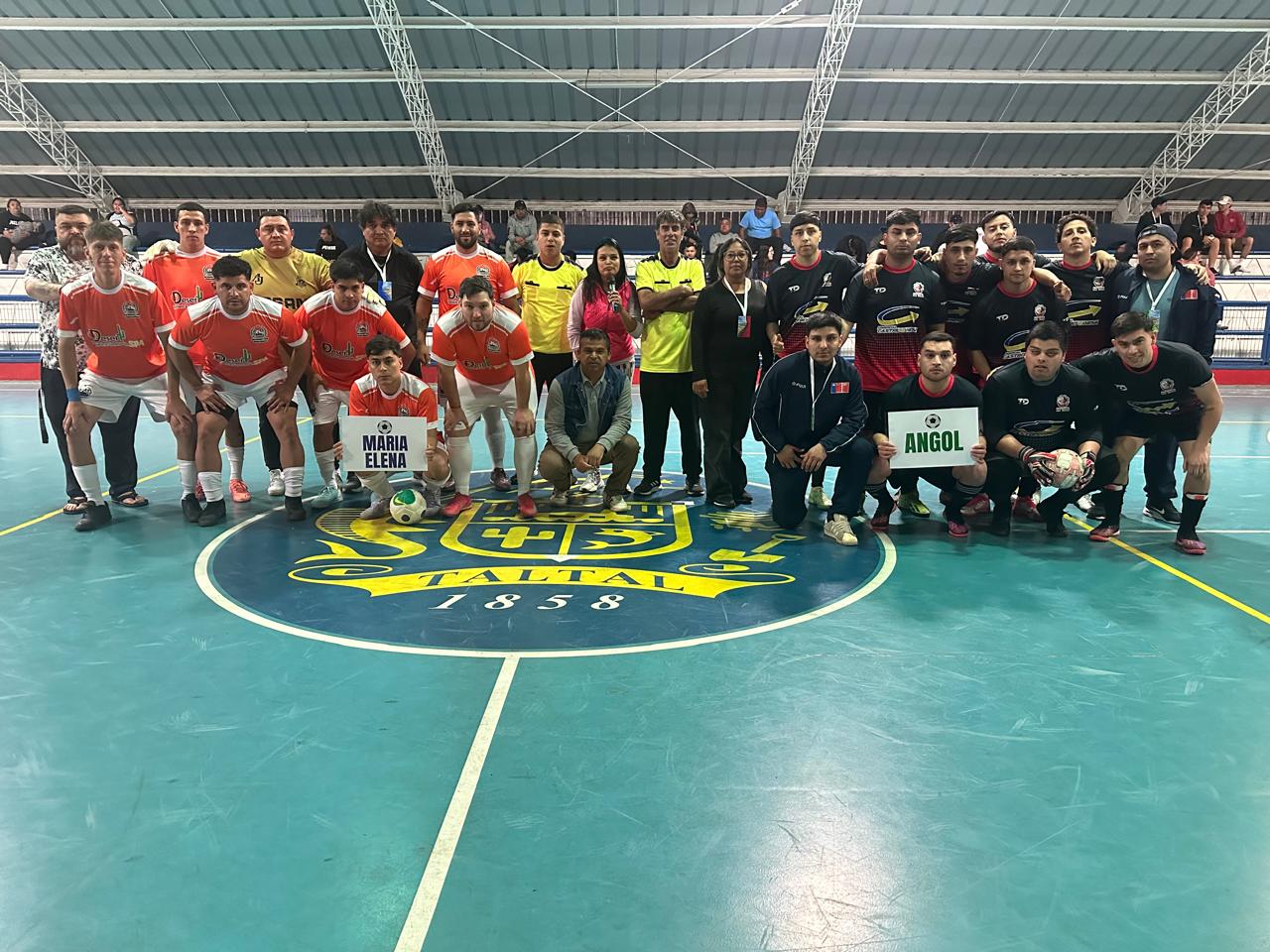 Equipos de María Elena y Angol antes de su enfrentamiento en la fase de grupos del Campeonato Nacional de Baby Fútbol Laboral CANADELA 2025.