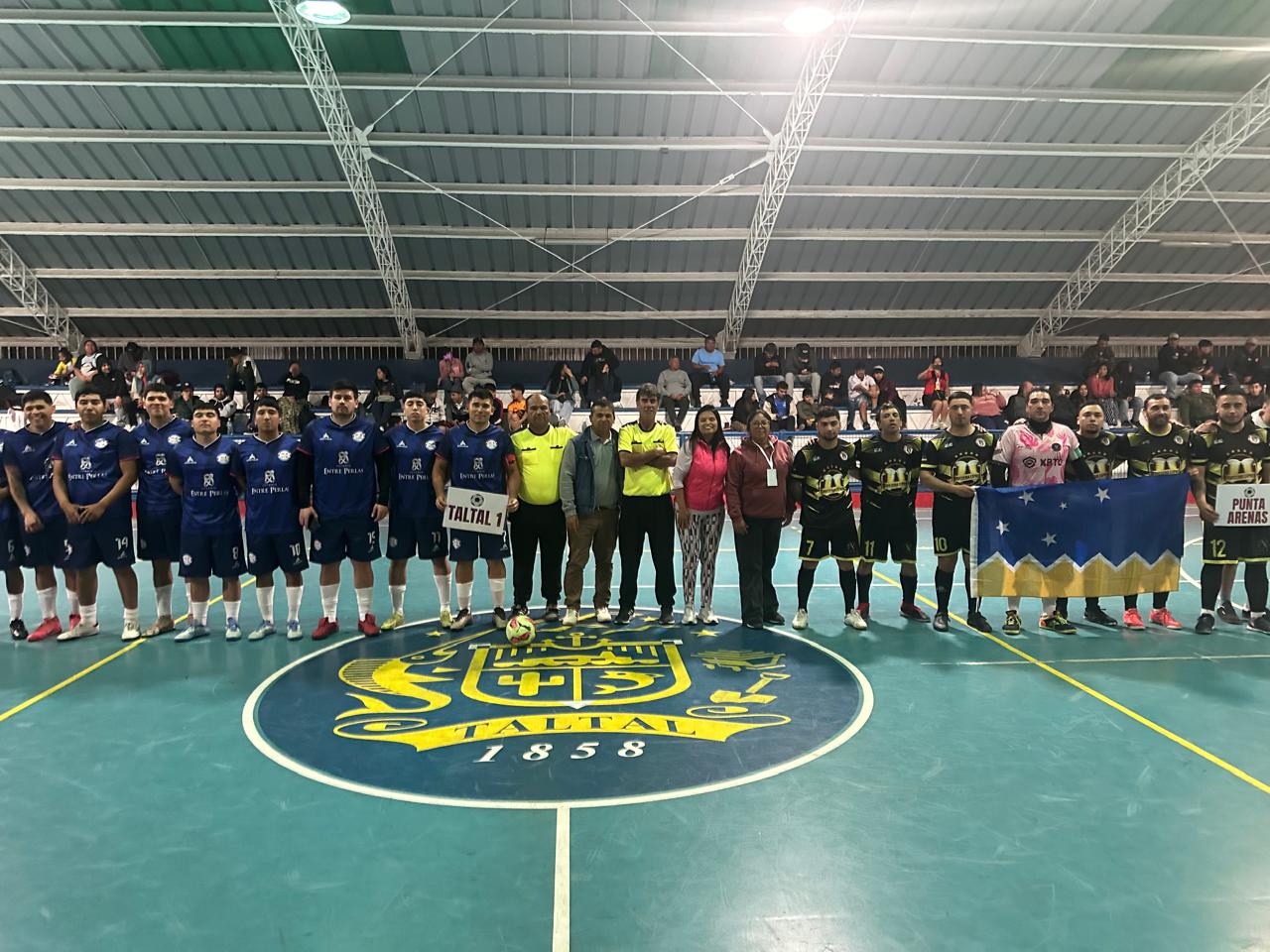 Delegaciones de Taltal 1 y Punta Arenas se saludan en el centro de la cancha durante la ceremonia inaugural del torneo nacional CANADELA 2025.