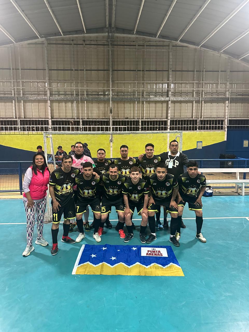 Delegación de Punta Arenas junto a su bandera regional, lista para su primer encuentro en el campeonato nacional.