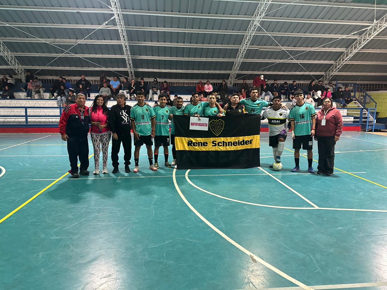 Representativo de Antofagasta “René Schneider” posa junto a autoridades locales y la organización del torneo.