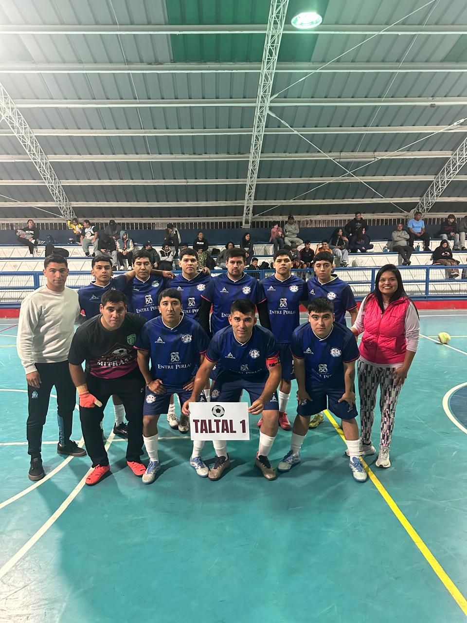 Taltal 1 posa antes de su debut en el Campeonato Nacional de Baby Fútbol Laboral CANADELA 2025 en el Estadio Techado de Taltal.
