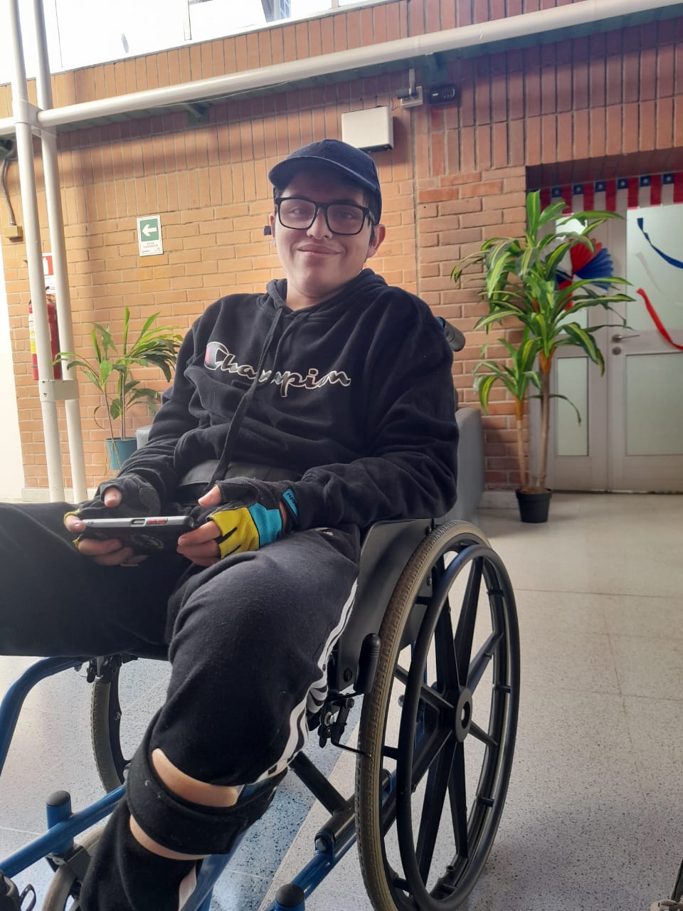 Estudiantes y vecinos de Taltal participando en la jornada de limpieza de playas 2025, organizada por la municipalidad junto a instituciones públicas y privadas.