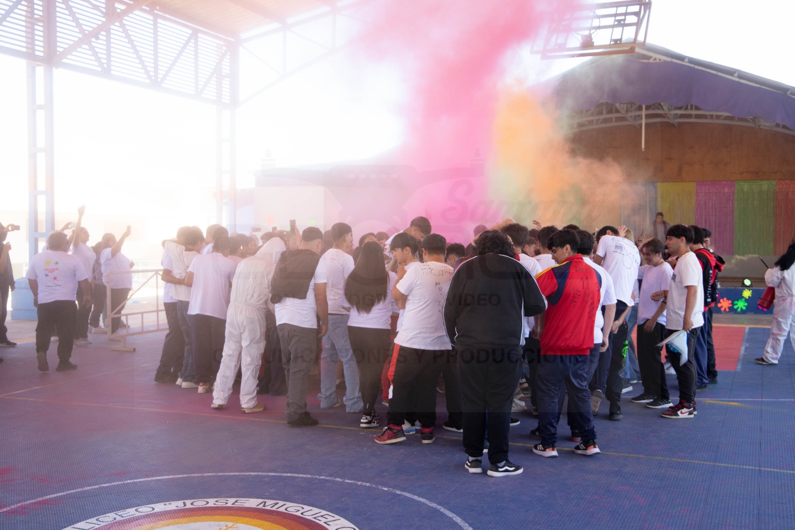 Estudiantes del Liceo Politécnico de Taltal participan en la Poli Color Fest, rodeados de polvo de colores durante la despedida de los Cuartos Medios 2025.