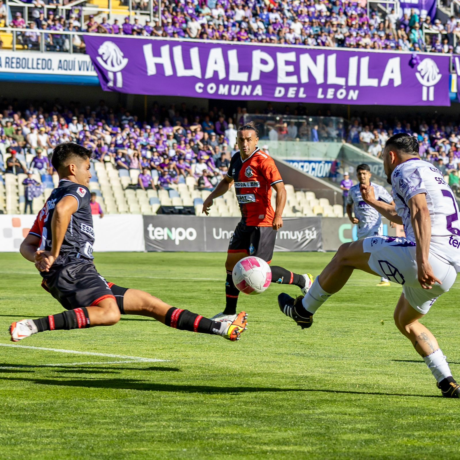 Charles Aránguiz celebra el gol del empate 2-2 ante Lanús por la semifinal de ida de la Copa Sudamericana en el Estadio Nacional.