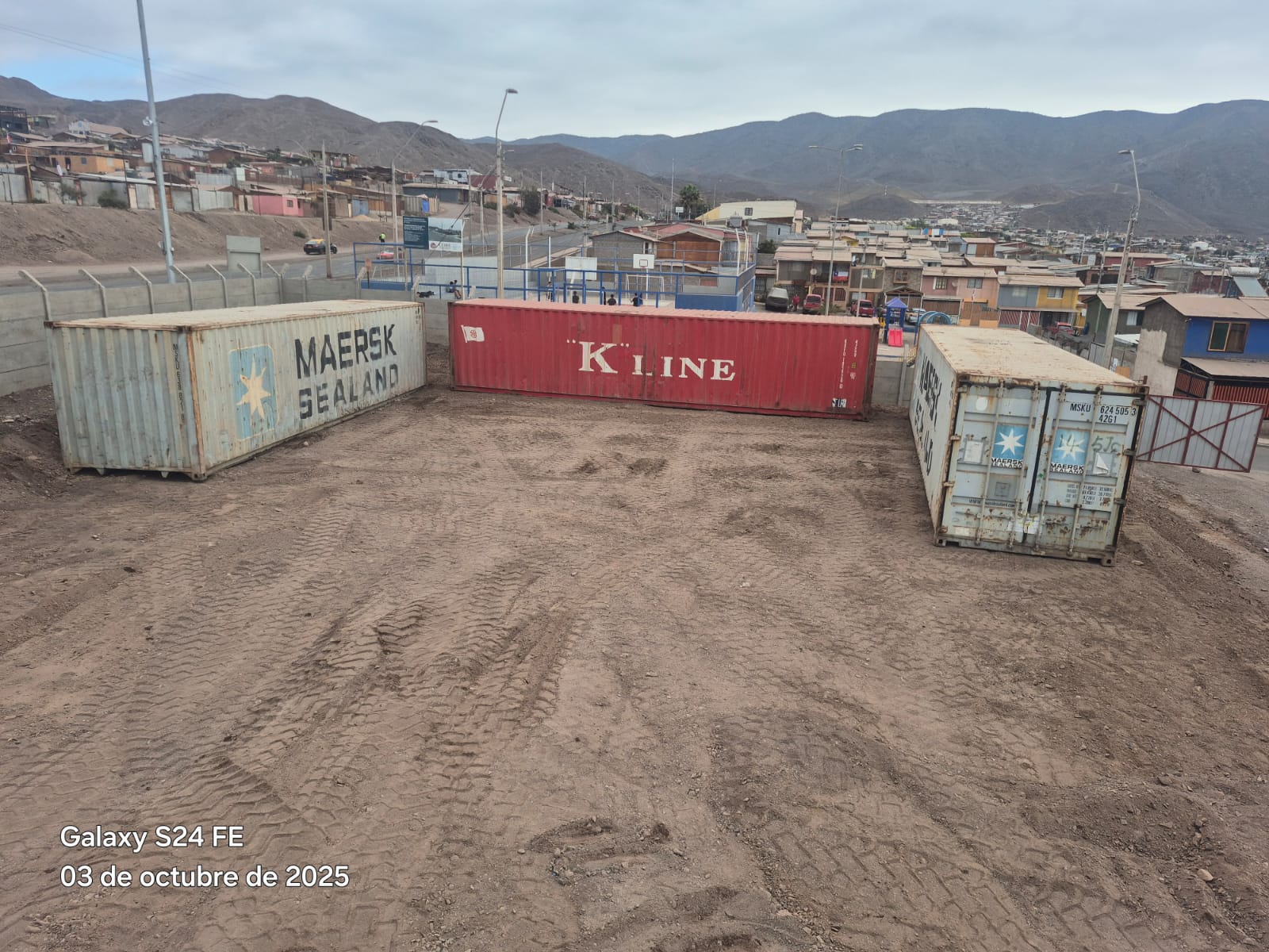 Vista panorámica del terreno en Taltal con tres contenedores marítimos vandalizados, destinados a ser el cuartel temporal de la Segunda Compañía de Bomberos.