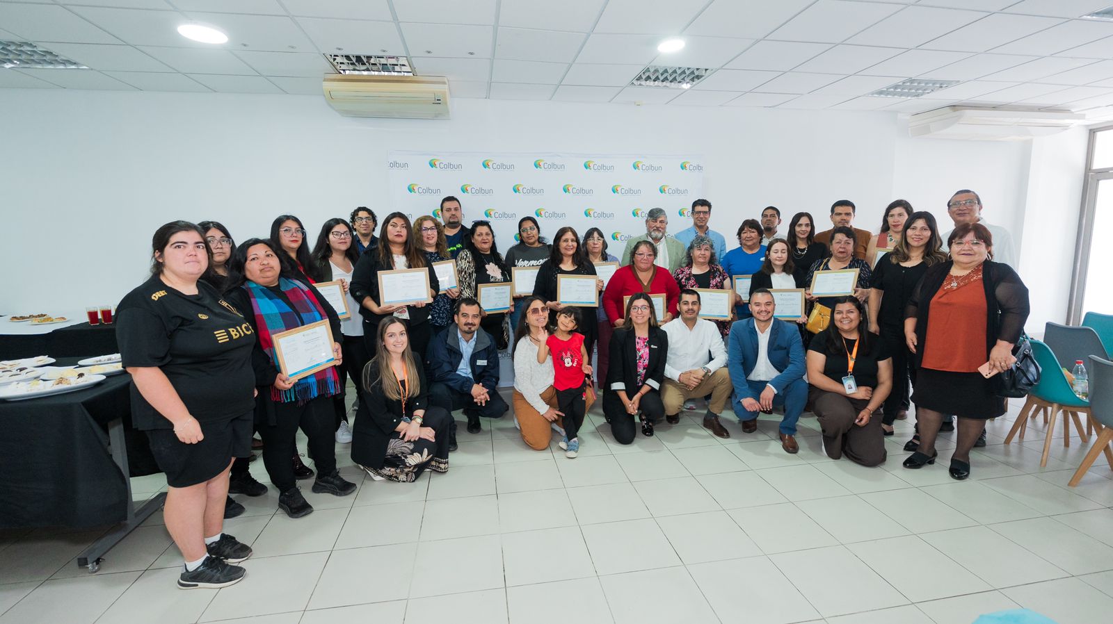 Ceremonia de certificación del programa Energía para Emprendedores de Colbún en Taltal con emprendedores recibiendo diplomas