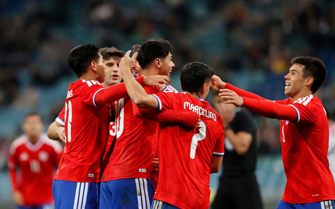 Chile remonta con uno menos y cierra la gira en Rusia con un valioso 2-1 sobre Perú